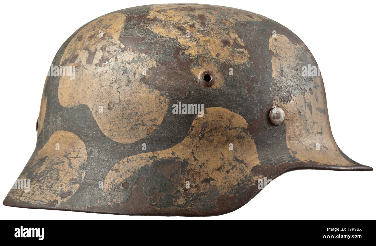 Un casque d'acier M 35 pour les membres de l'artillerie côtière le crâne d'acier avec une couleur ocre et vert de la peinture de camouflage au-dessus du champ-gris peinture d'origine, complet avec revêtement intérieur et jugulaire, historique historique., de la marine, des forces navales, militaires, militaria, branche de service, les directions générales de service, les forces armées, le service armé, objet, objets, alambics, clipping, coupures, cut out, cut-out, cut-outs, 20e siècle, Editorial-Use-seulement Banque D'Images