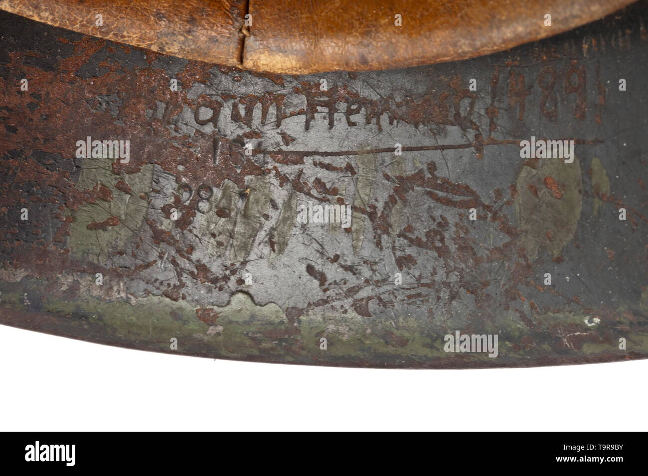 Un casque d'acier de 42 m en acier avec crâne camouflage camouflage vert et marron sur le domaine de la peinture gris clair, complet avec revêtement intérieur et jugulaire, historique historique., de l'armée, des armées, des forces armées, militaire, militaria, objet, objets, alambics, clipping, coupures, cut out, cut-out, cut-outs, 20e siècle, Editorial-Use-seulement Banque D'Images