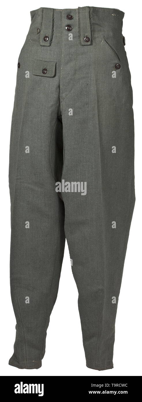 Une paire de pantalons champ M 43 pour le personnel de l'armée depot morceau avec Reich numéro d'usine de production domaine-gris gabardine italien (ouvert) avec les boutons en verre brun. Soulevé d'usure arrière avec bretelles, deux des quatre larges passants utilisable pour la fixation des bretelles, couverts voler avec renfort de soie brunâtre. La poche à rabat de fermeture fob, l'oblique intégrée poches devant et poche arrière droite chaque bouton avec fermetures. Les bornes de la jambe avec chute et de maintien. Chemise en coton léger avec RB Nombre et taille de l'estampillage des vêtements de Francfort, Editorial-Use-seulement o Banque D'Images