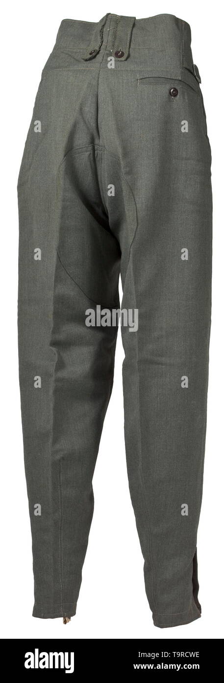Une paire de pantalons champ M 43 pour le personnel de l'armée depot morceau avec Reich numéro d'usine de production domaine-gris gabardine italien (ouvert) avec les boutons en verre brun. Soulevé d'usure arrière avec bretelles, deux des quatre larges passants utilisable pour la fixation des bretelles, couverts voler avec renfort de soie brunâtre. La poche à rabat de fermeture fob, l'oblique intégrée poches devant et poche arrière droite chaque bouton avec fermetures. Les bornes de la jambe avec chute et de maintien. Chemise en coton léger avec RB Nombre et taille de l'estampillage des vêtements de Francfort, Editorial-Use-seulement o Banque D'Images