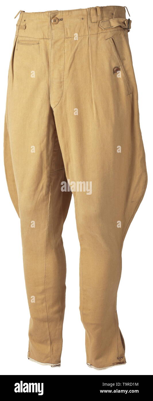 Une paire de culottes pour les vêtements tropicaux de la Waffen-SS depot pièce de couleur sable, matériau velours côtelé marron avec boutons en résine synthétique. La taille, avec cinq crochets de transport ceinture inversé et marche arrière pour les boucles des bretelles pièce jointe, couverts fly, les deux poches avant oblique et la hanche droite chaque poche avec un bouton de fermeture, poche porte-droites. Les bornes de la jambe avec cousues dans les bandes de traction. Chemise blanche avec la taille de l'estampage., historique, historique du 20e siècle, Editorial-Use-seulement Banque D'Images
