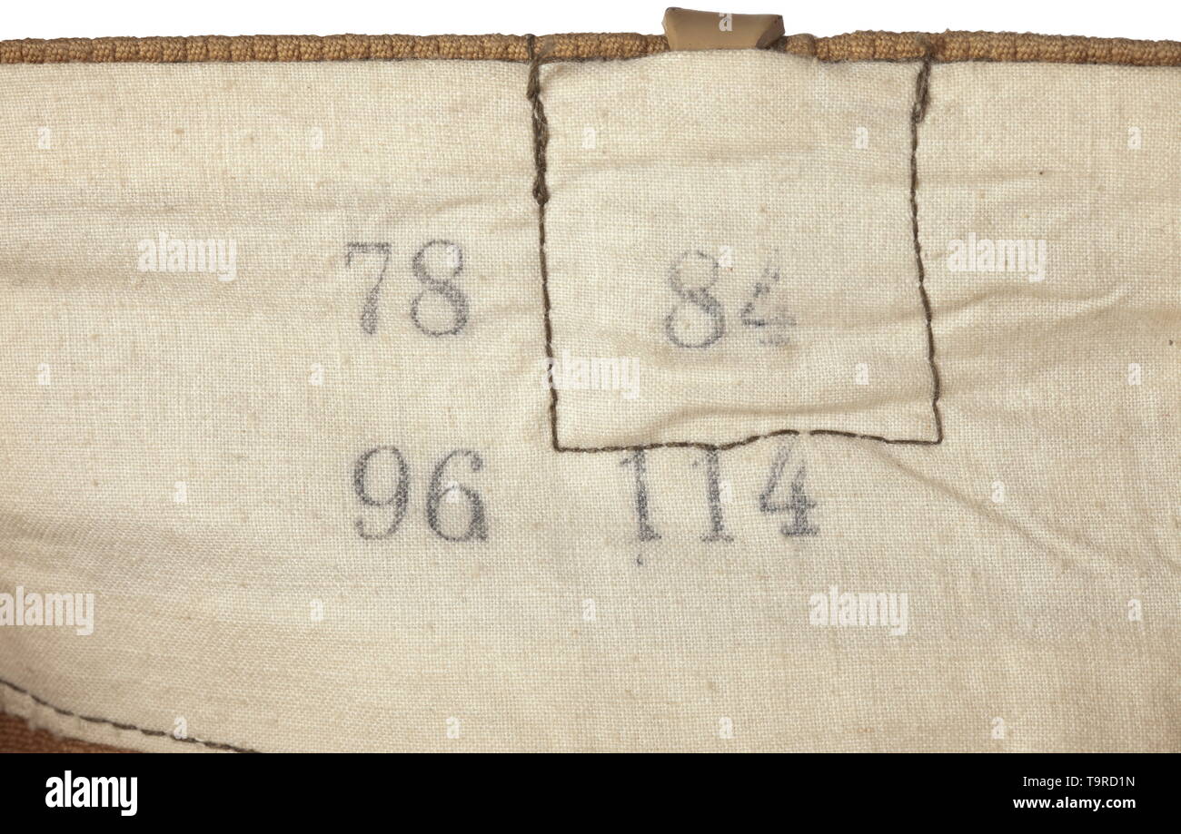 Une paire de culottes pour les vêtements tropicaux de la Waffen-SS depot pièce de couleur sable, matériau velours côtelé marron avec boutons en résine synthétique. La taille, avec cinq crochets de transport ceinture inversé et marche arrière pour les boucles des bretelles pièce jointe, couverts fly, les deux poches avant oblique et la hanche droite chaque poche avec un bouton de fermeture, poche porte-droites. Les bornes de la jambe avec cousues dans les bandes de traction. Chemise blanche avec la taille de l'estampage., historique, historique du 20e siècle, Editorial-Use-seulement Banque D'Images