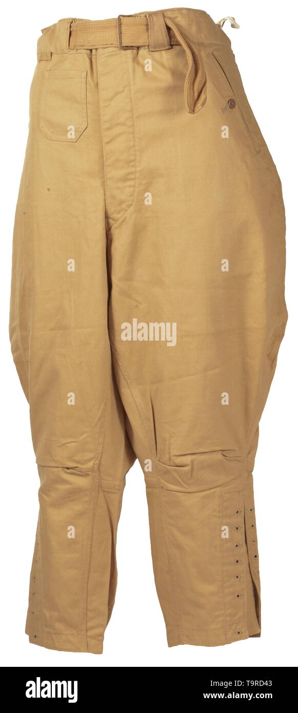 Une paire de culottes pour les régions tropicales de l'habillement de la Kriegsmarine depot morceau de 1941 de couleur sable, coton sergé avec boutons en métal. Web intégré, ceinture bouton couvert fly, montre intégrée poche. Les poches avant et oblique de la hanche droite chaque poche avec un bouton de fermeture marron de résine synthétique. Les bornes de la jambe avec des sangles. Poche de chemise et dans des sacs en tissu de base. Estampillage de l'office. vêtements Wilhelmshaven Color-fresh, inutilisés., historique, historique du 20e siècle, Editorial-Use-seulement Banque D'Images