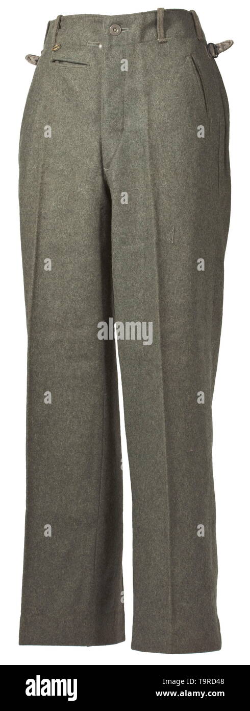 Une paire de pantalon sur le terrain pour le personnel de l'armée d'un achat privé pièce dans M 44 coupés Champ-laine gris-gris avec des boutons en résine synthétique. A soulevé l'arrière, deux des huit boucles de ceinture pour une utilisation en pièce jointe de la bretelles, couverts, voler tout droit fob intégré poche, poches avant, l'oblique de la hanche droite avec poche rabat de fermeture, jambe droite terminaux. Chemise de soie imitation marron, poche sacs de lin et coton blanc., historique, historique du 20e siècle, Editorial-Use-seulement Banque D'Images