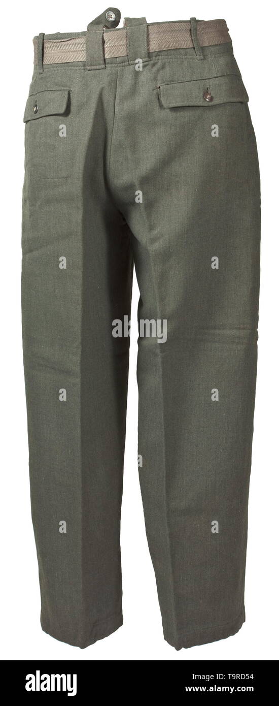 Une paire de pantalons champ M 44 pour le personnel de l'armée depot Champ  pièce-gris gabardine italien (ouvert) avec de la tôle et corne foncé  boutons. Deux des huit passants utilisable pour