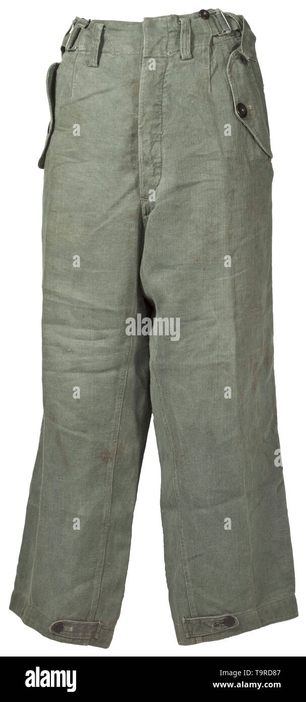 Une paire de pantalons en tissu de forage pour le personnel de la Luftwaffe  depot Champ pièce-gris percer avec de la résine synthétique noir et boutons  sacs poche en lin blanc. Soulevées