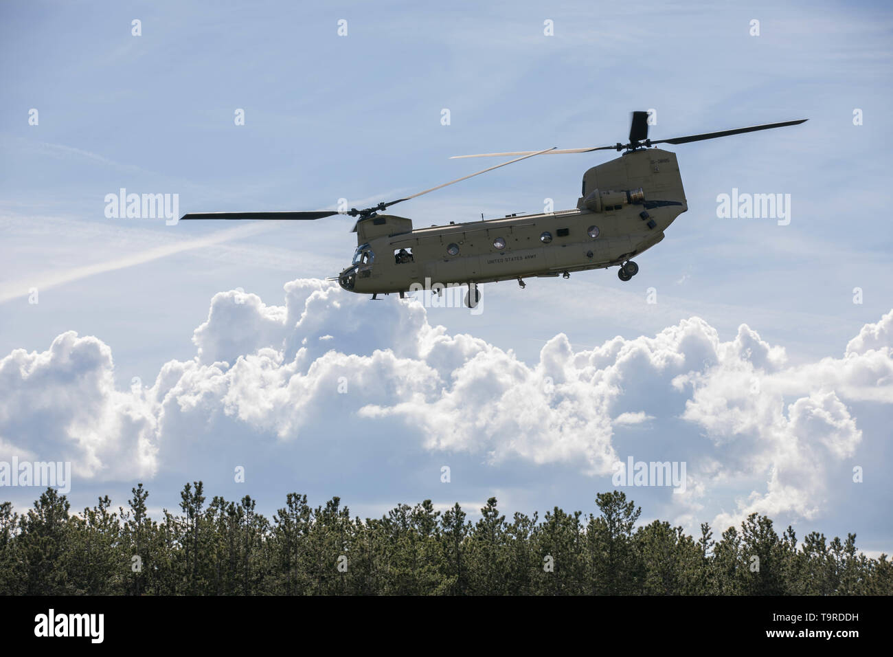 L'Armée américaine Un hélicoptère CH-47 Chinook, affecté à la Compagnie Bravo, 2e Bataillon, 1e Brigade d'aviation de combat, 1re Division d'infanterie, décolle de mener une mission d'assaut aérien pendant l'exercice Réponse immédiate à Vojarna Josip Jovic Airbase, Udbina, Croatie, 16 mai 2019. Réponse immédiate de l'exercice est un exercice multinational dirigé par les forces armées croates, les forces armées slovènes, de l'armée américaine et l'Europe. La logistique-exercice ciblé est conçu pour tester et améliorer la capacité de se déplacer rapidement les forces et les équipements d'un endroit à un autre. L'exercice permettra une amélioration de la disponibilité opérationnelle et configurations spécialement conçues Banque D'Images