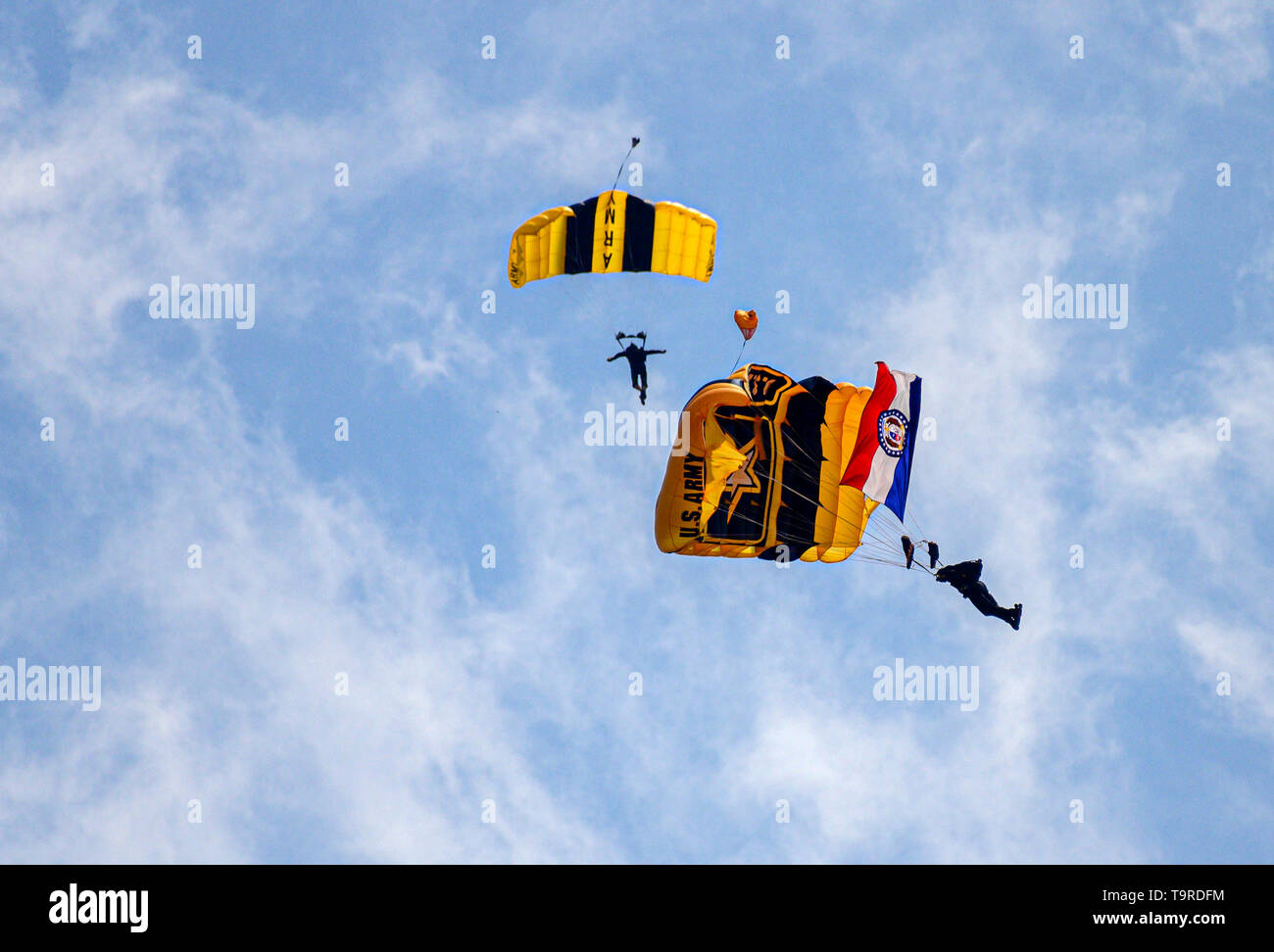 190518-N-JH293-1094 Cape Girardeau, Missouri (18 mai 2019) l'armée américaine équipe de démonstration de parachutisme de l'antenne, les chevaliers d'or, effectuer à la Cape Girardeau 2019 Air Festival, le 18 mai 2019. Le festival est un passe-temps dans le Midwest des États-Unis, qui a accueilli des milliers d'amateurs d'aviation de la région depuis 1995. (U.S. Photo par marine Spécialiste de la communication de masse 1re classe Chris Williamson/libérés) Banque D'Images