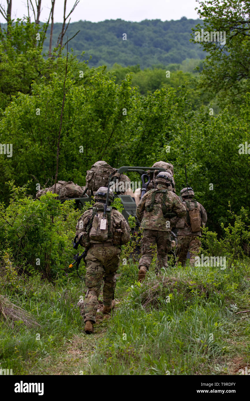 Une équipe de parachutistes du 1er bataillon du 503e Régiment d'infanterie parachutiste (PIR), 173ème Infantry Brigade Combat Team (Airborne) marcher dans la ligne des arbres mené par une armée de véhicules mobilité au sol pendant l'exercice Réponse immédiate à 19 Zone d'entraînement militaire Eugen Kvaternik Slunj, la Croatie, le 18 mai 2019. Les forces américaines train régulièrement avec les alliés et partenaires de rester engagées, postured et prêt avec forces crédibles pour assurer la dissuasion et la défense, dans une sécurité de plus en plus complexe. (U.S. Photo de l'armée par Pvt. Laurie Ellen Schubert, Mobile 5e Détachement des affaires publiques) Banque D'Images