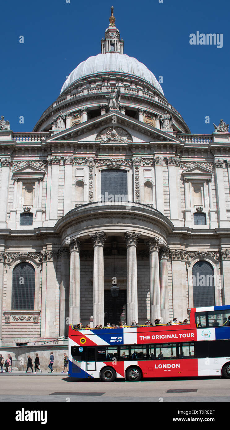 St Pauls Londres Royaume-Uni -12 mai 2019 : tour bus à l'extérieur de la Cathédrale St Paul Banque D'Images