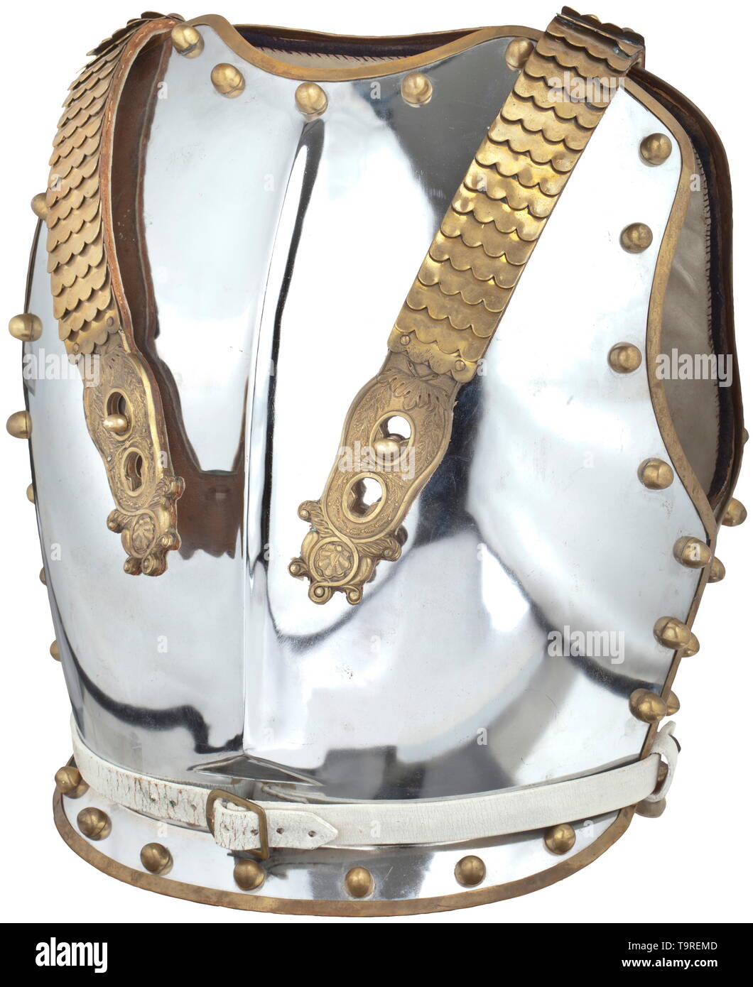 A la cuirasse des hommes enrôlés de la Household Cavalry, 20e siècle pectoral et contre-plaque en fer avec garniture en laiton solide et continue, rivets semi-circulaire. Sur la plaque arrière, rivés à l'échelle des sangles avec des fermetures en laiton en relief design. Bordée de cuir blanc. Pas de marque d'origine ou indication de taille, des signes d'usure. Hauteur 43 cm., historique, historique Additional-Rights Clearance-Info-Not-Available- Banque D'Images