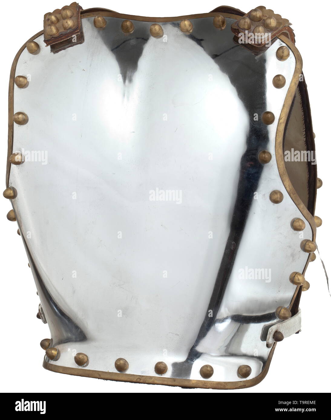 A la cuirasse des hommes enrôlés de la Household Cavalry, 20e siècle pectoral et contre-plaque en fer avec garniture en laiton solide et continue, rivets semi-circulaire. Sur la plaque arrière, rivés à l'échelle des sangles avec des fermetures en laiton en relief design. Bordée de cuir blanc. Pas de marque d'origine ou indication de taille, des signes d'usure. Hauteur 43 cm., historique, historique Additional-Rights Clearance-Info-Not-Available- Banque D'Images