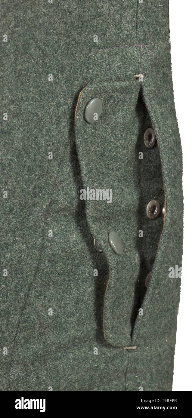 Une paire de pantalons pour parachutistes depot morceau avec Reich numéro d'usine à partir de 1944 Domaine-gris laine retraité avec sacs poche de coton blanc, doublure intérieure et des renforts en chevrons de couleur sable. Le relever, deux des huit boucles de ceinture convient pour la fixation de bretelles, couverts voler avec les boutons en verre bleu. Les volets de la fab intégrée poche et ceux de la diagonale de poches à l'avant sont dotés chacun d'un champ-gris Prym bouton poussoir, que sur le côté droit avec un supplément pour le volet en pente en diagonale jack knife, wit, dotés d'une Editorial-Use-seulement Banque D'Images