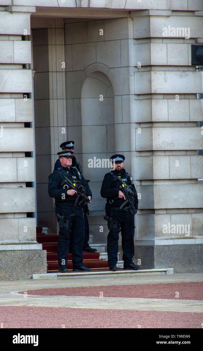 Le palais de Buckingham Royaume-uni -12 mai 2019 : trois policiers armés sur Garde à Buckingham Palace Banque D'Images