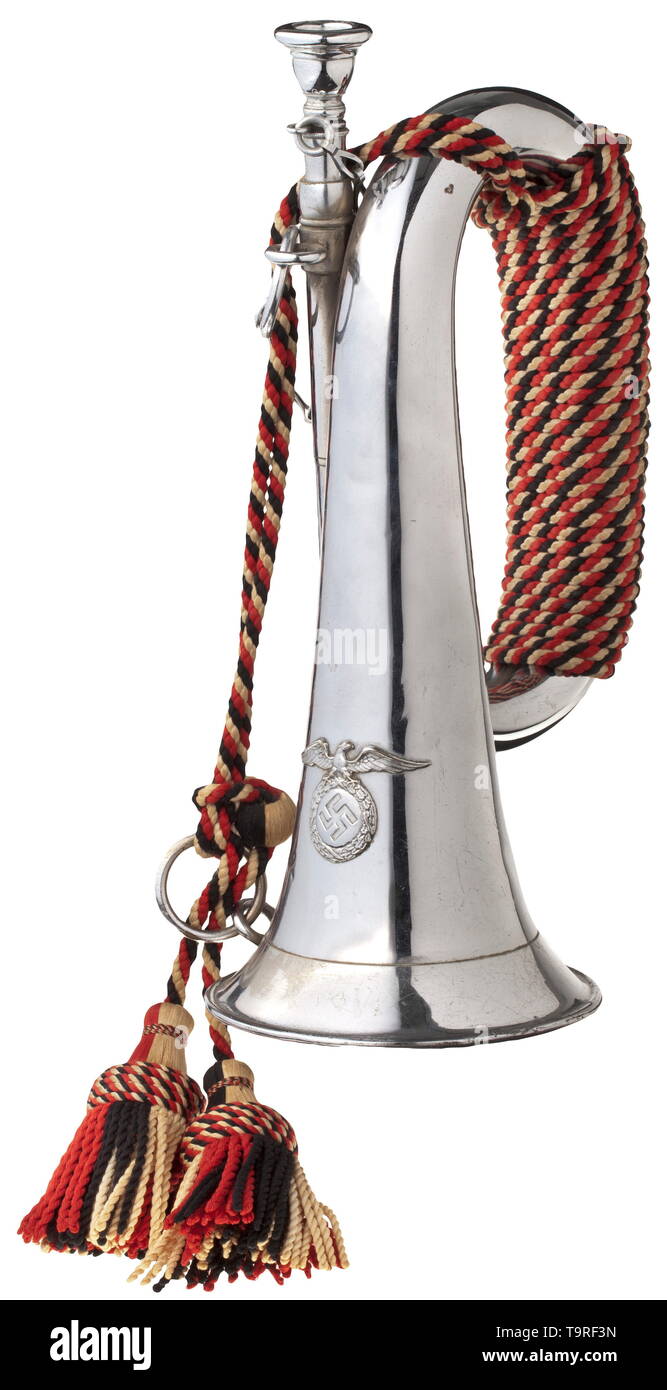 Une SA bugle Vernickelte Ausführung mit auf dem Trichter aufgelegtem SA-Adler, komplett mit Mundstück und schwarz-weiss-Banderol rotem, historique historique., 20e siècle, Editorial-Use-seulement Banque D'Images