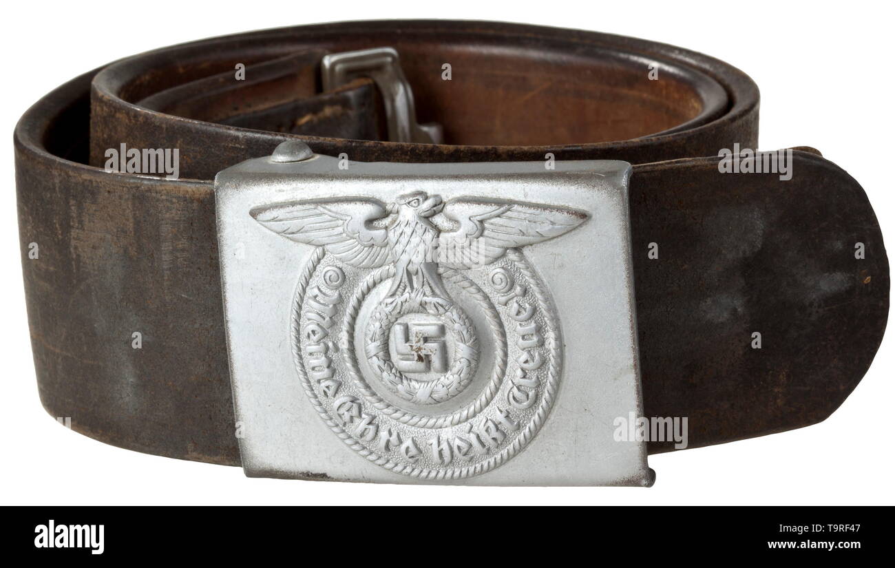 Une boucle de ceinture hommes/sous-officiers Silberfarben lackierte  einteilig, geprägte Eisenausführung erkennbarer Stempelung schwach mit  'jfs'. Konfektionierter Dazu schwarzer Lederriemen., historique, historique  du 20e siècle, années 1930, années ...