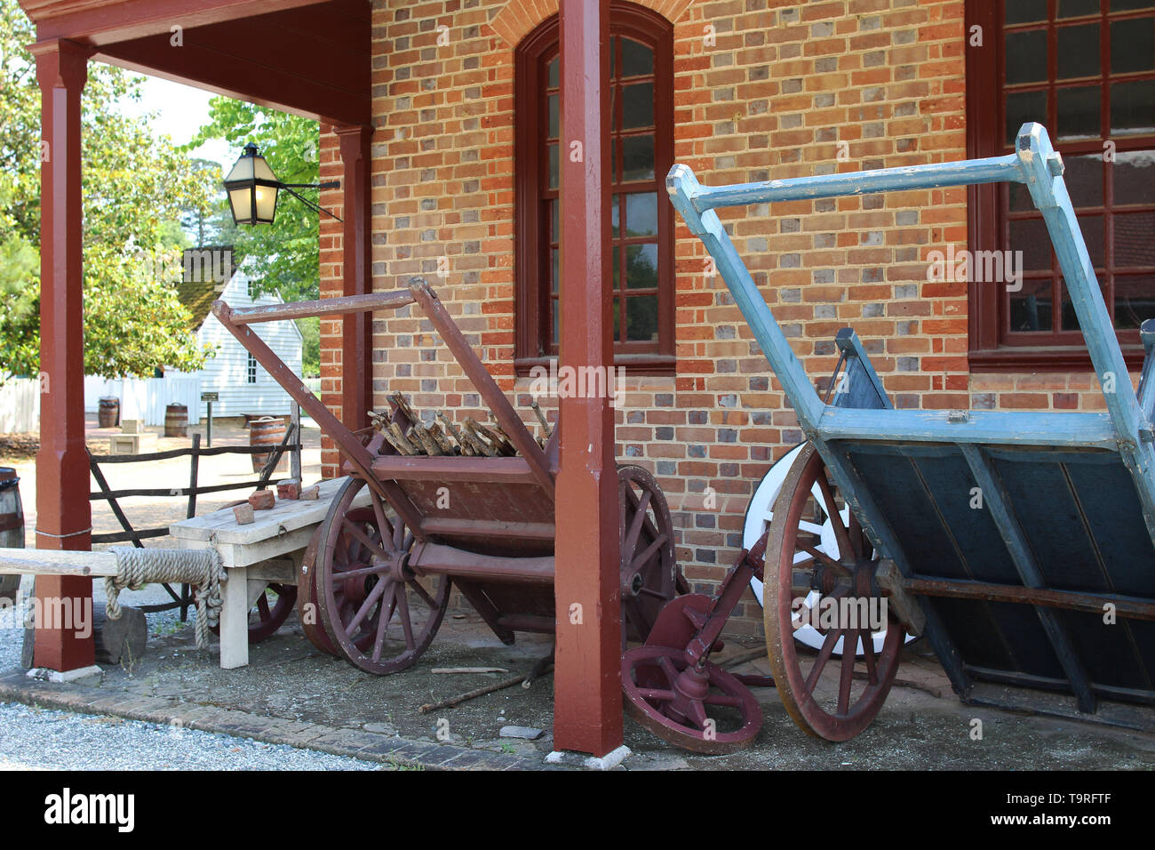 Ouvrez l'hangar de stockage avec des charrettes en bois vintage et outils Banque D'Images