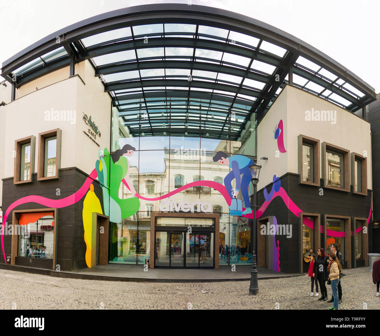 Bucarest, Roumanie - Mars 16, 2019 : entrée principale de Diverta boutique sur la rue Lipscani dans la vieille ville de Bucarest, Roumanie. Banque D'Images