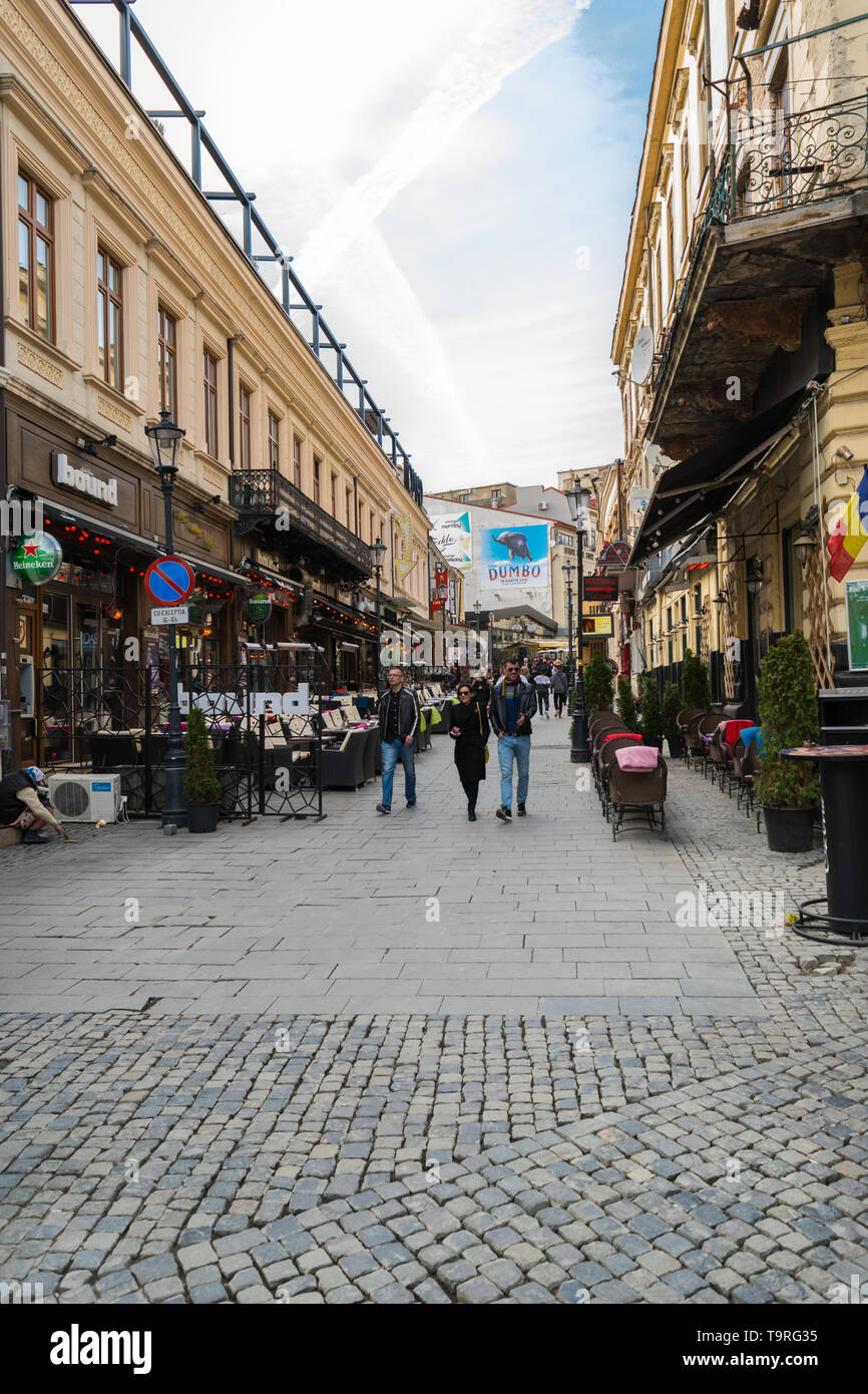 Bucarest, Roumanie - Mars 16, 2019 : les touristes profitant d'une promenade sur la rue Lipscani dans la vieille ville de Bucarest, Roumanie. Banque D'Images