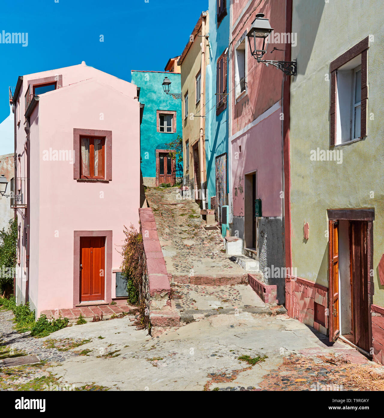 Rue italienne typique avec maisons colorées Banque D'Images