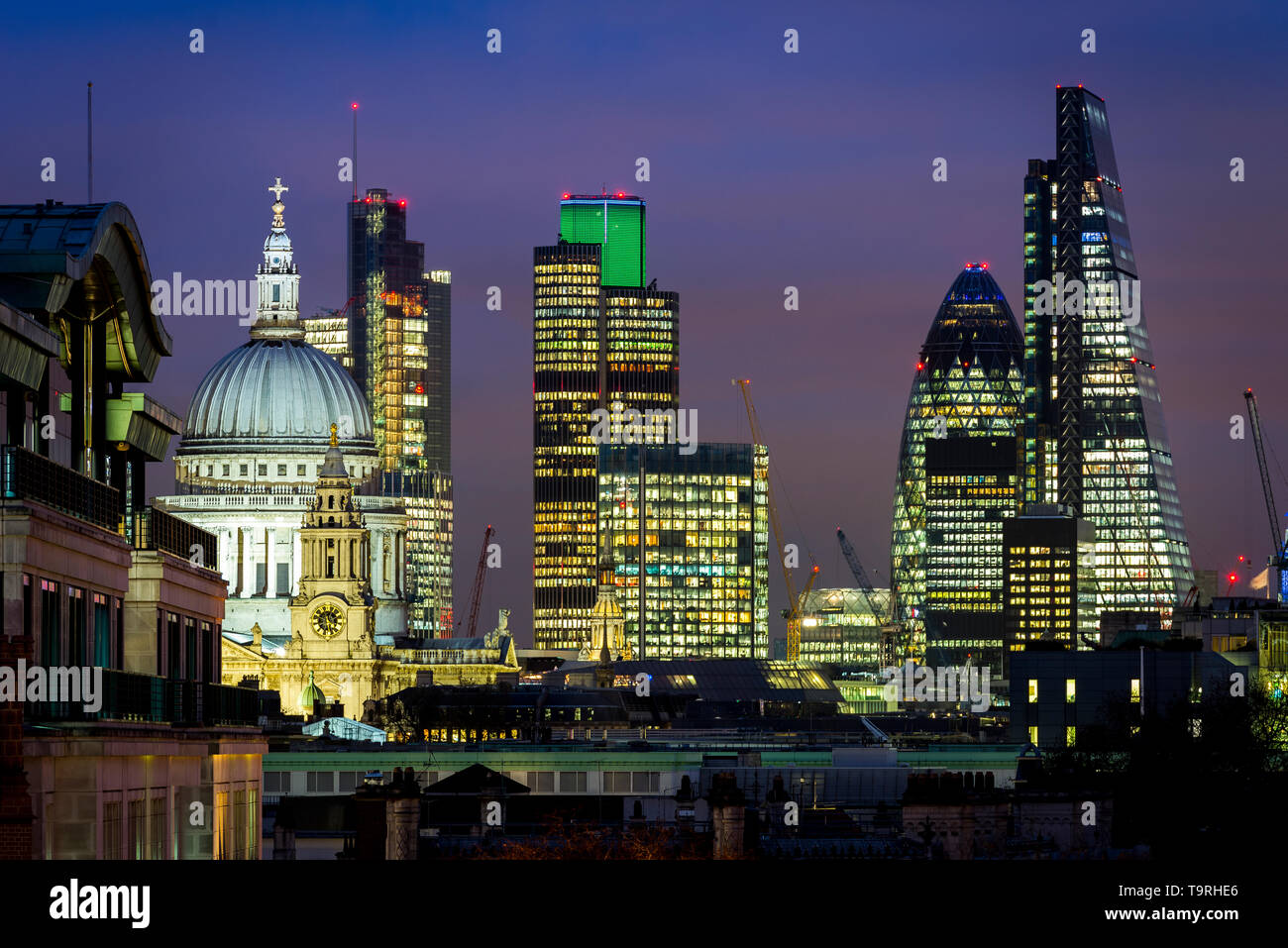 Ville de London Skyline at Dusk Banque D'Images