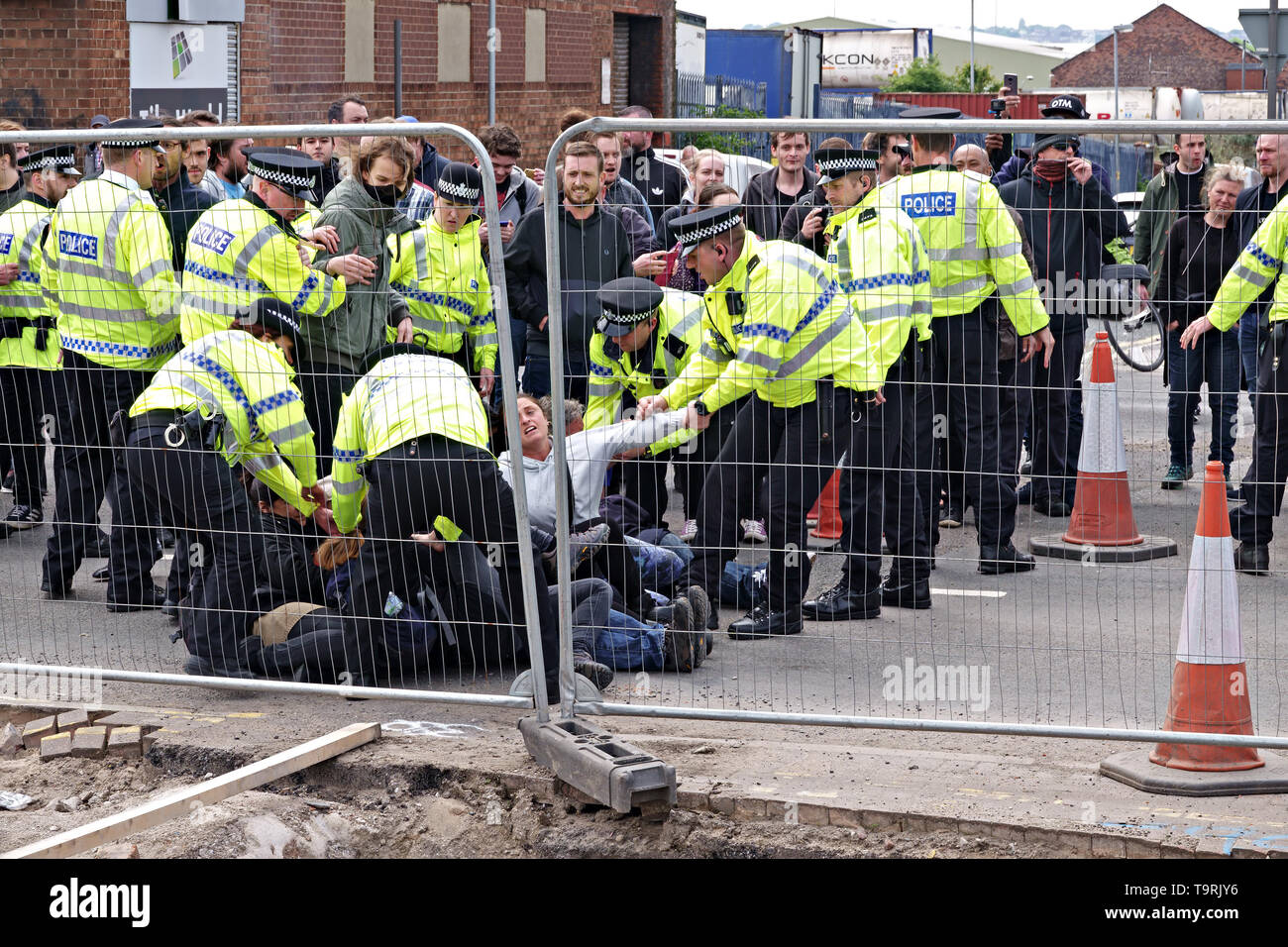 Le contrôle de la police une foule de manifestants anti Tommy Robinson comme il campagnes en Bootle Liverpool UK pour l'Euro élections européennes. Banque D'Images