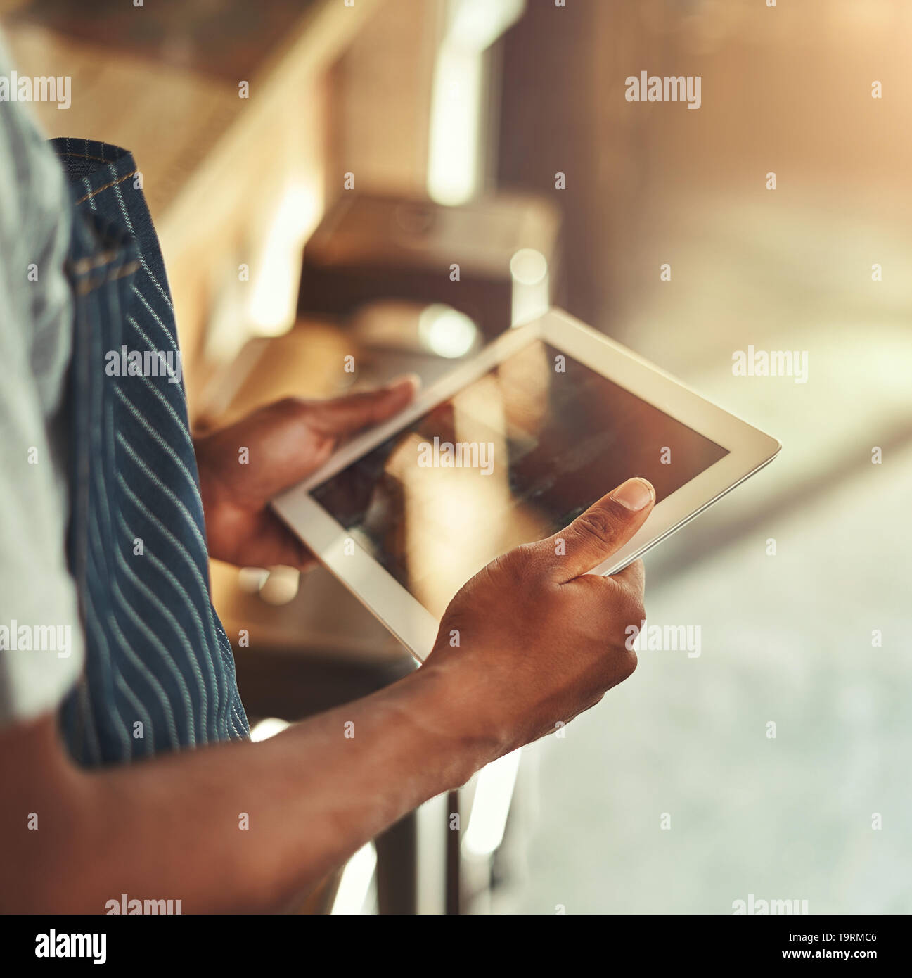 Cafe owner holding digital tablet in hands Banque D'Images