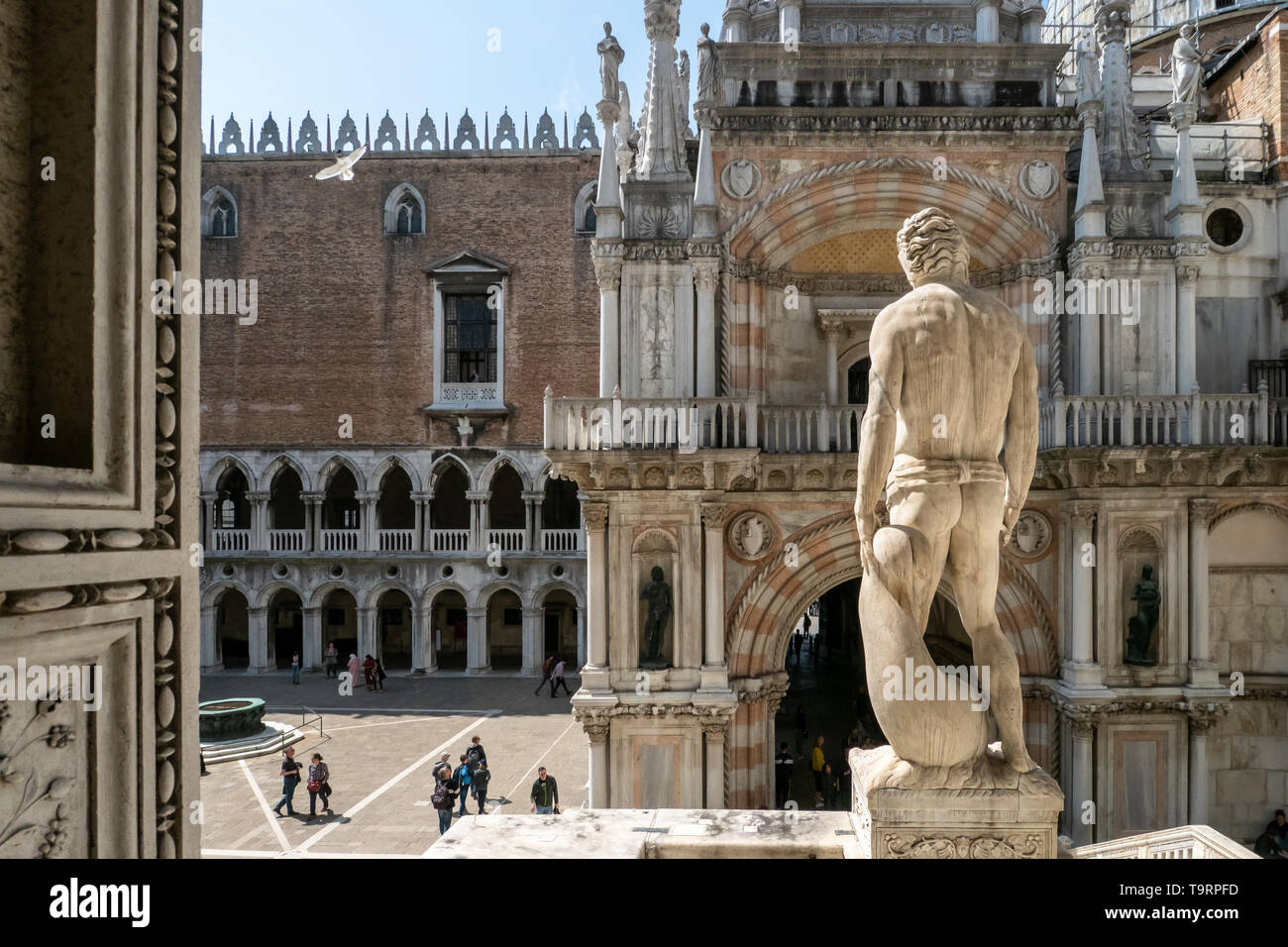 Venise, Italie - 18 avril 2019 cour intérieure du palais des Doges avec peu de visiteurs pendant la journée. Banque D'Images