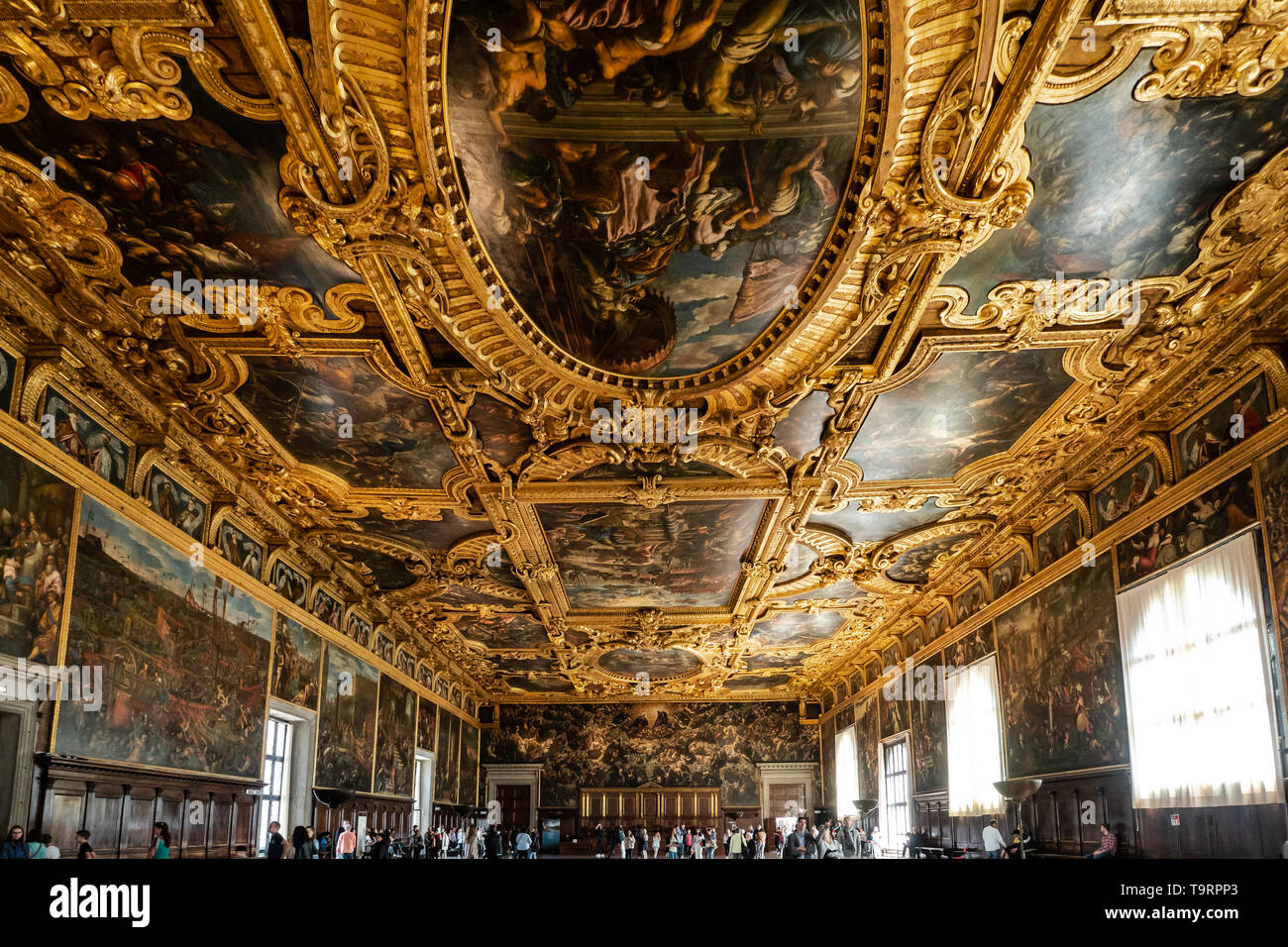 Venise, Italie - 18 avril 2019 la chambre du grand conseil à la Doge Palace avec les touristes. Détail du plafond. Banque D'Images