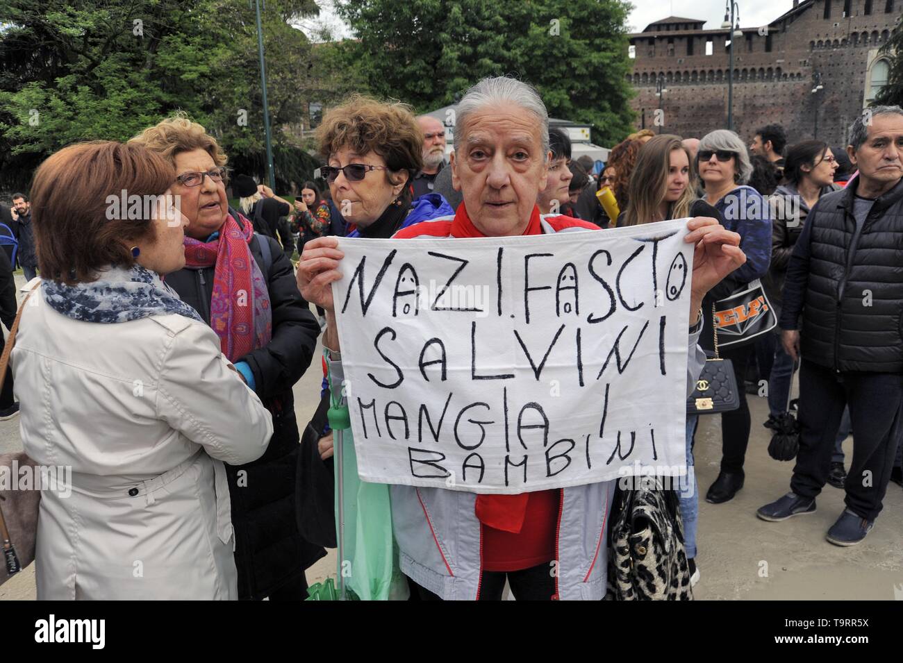 Milan, 18 mai 2019, manifestation de protestation par des groupes et organisations démocratiques contre un rassemblement électoral des souverainist et fasciste des partis européens avec la présence de Matteo Salvini, Marine Le Pen et d'autres dirigeants politiques d'extrême droite Banque D'Images
