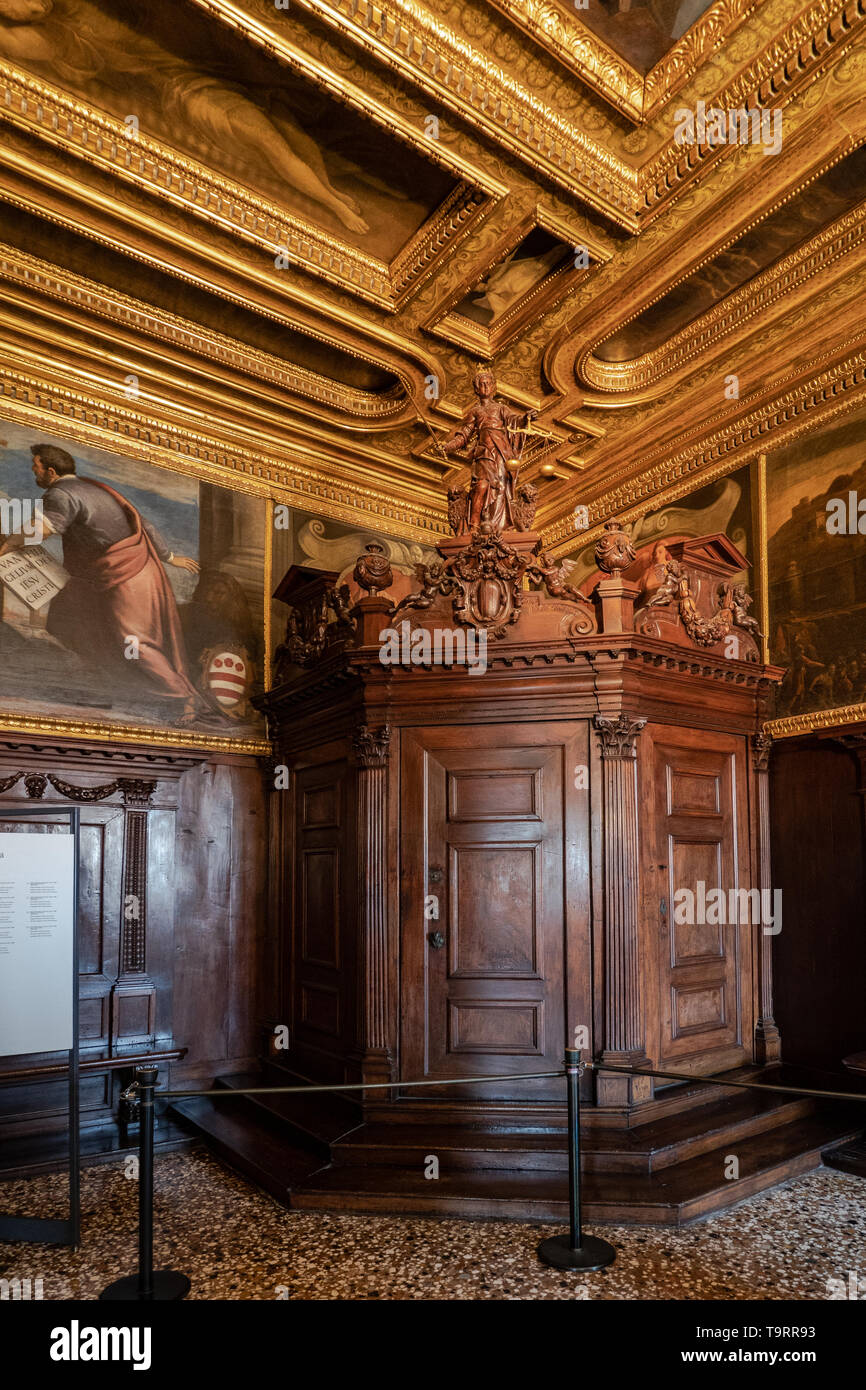 Venise, Italie - 18 Avril 2019 La boussole prix au Palais des Doges. La justice statue en bois et des portes. Banque D'Images