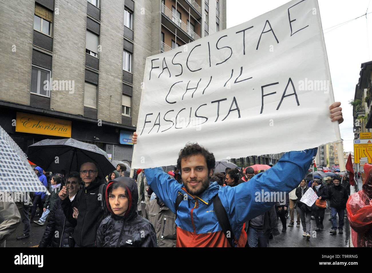 Milan, 18 mai 2019, manifestation de protestation par des groupes et organisations démocratiques contre un rassemblement électoral des souverainist et fasciste des partis européens avec la présence de Matteo Salvini, Marine Le Pen et d'autres dirigeants politiques d'extrême droite Banque D'Images
