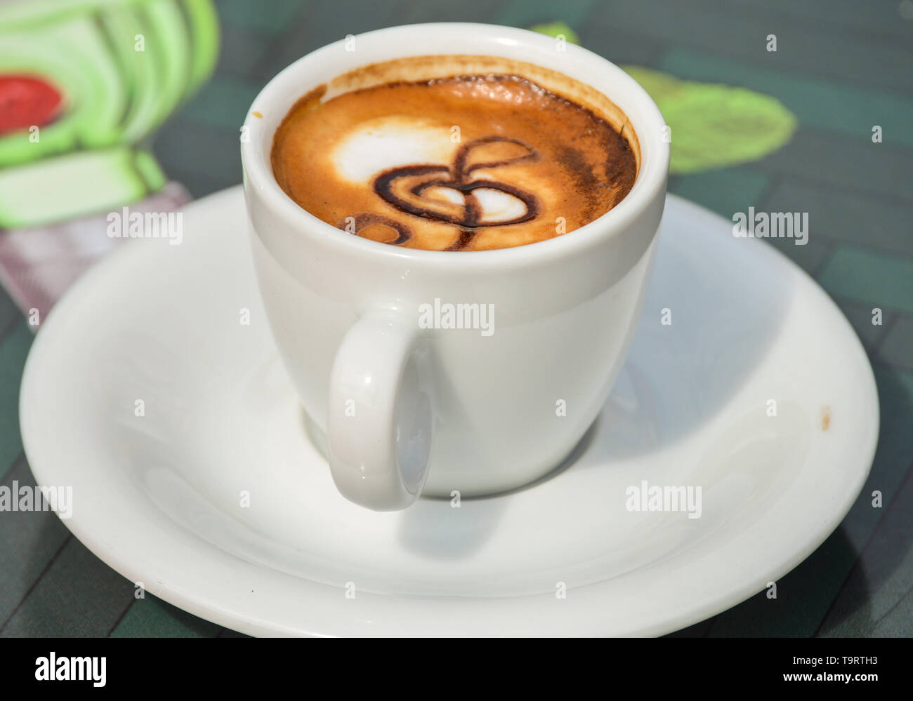 Tasse de café avec soucoupe, clé de sol decoration Banque D'Images