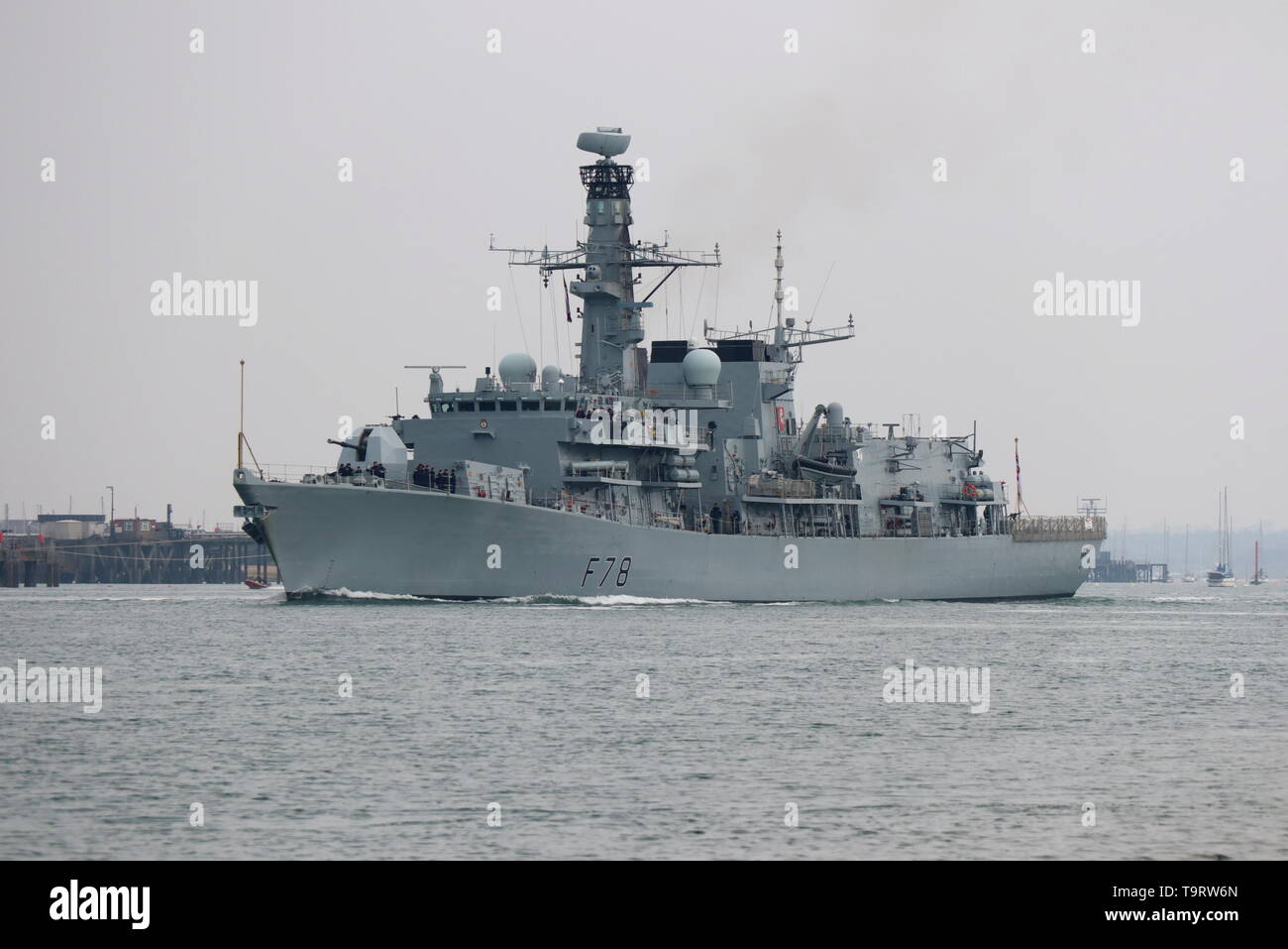 La frégate de la Marine royale HMS KENT navigue de Portsmouth, au Royaume-Uni, pour la Baltique où elle fera partie de la Force expéditionnaire interarmées de l'OTAN Banque D'Images
