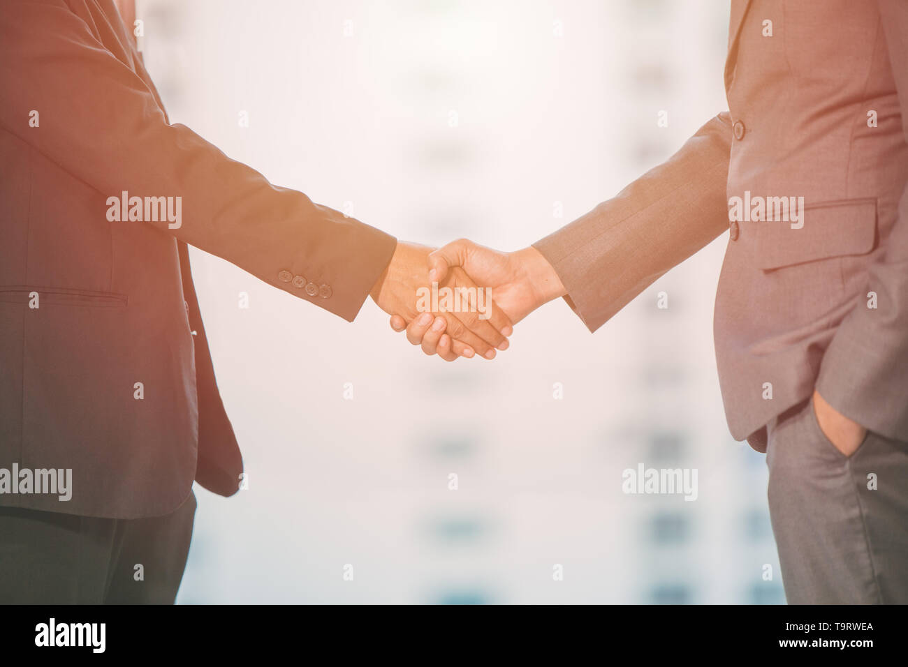 Image Poignée de poignée de négociation,entreprises,Connexion Bureau gens Traiter Job Concept vue latérale Banque D'Images