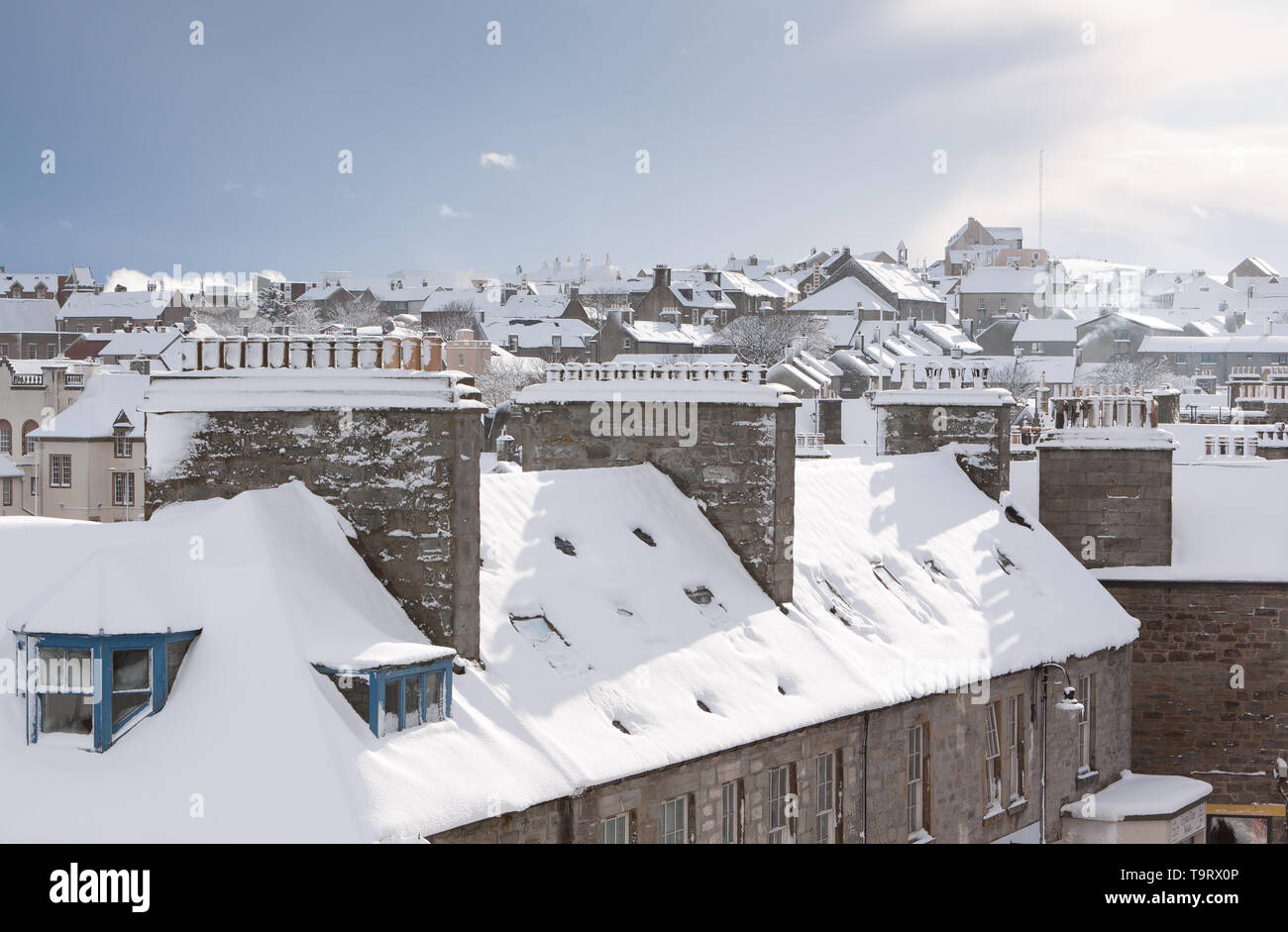 Toits de Lerwick dans la neige en Shetland, au nord de l'Écosse, au Royaume-Uni. Banque D'Images