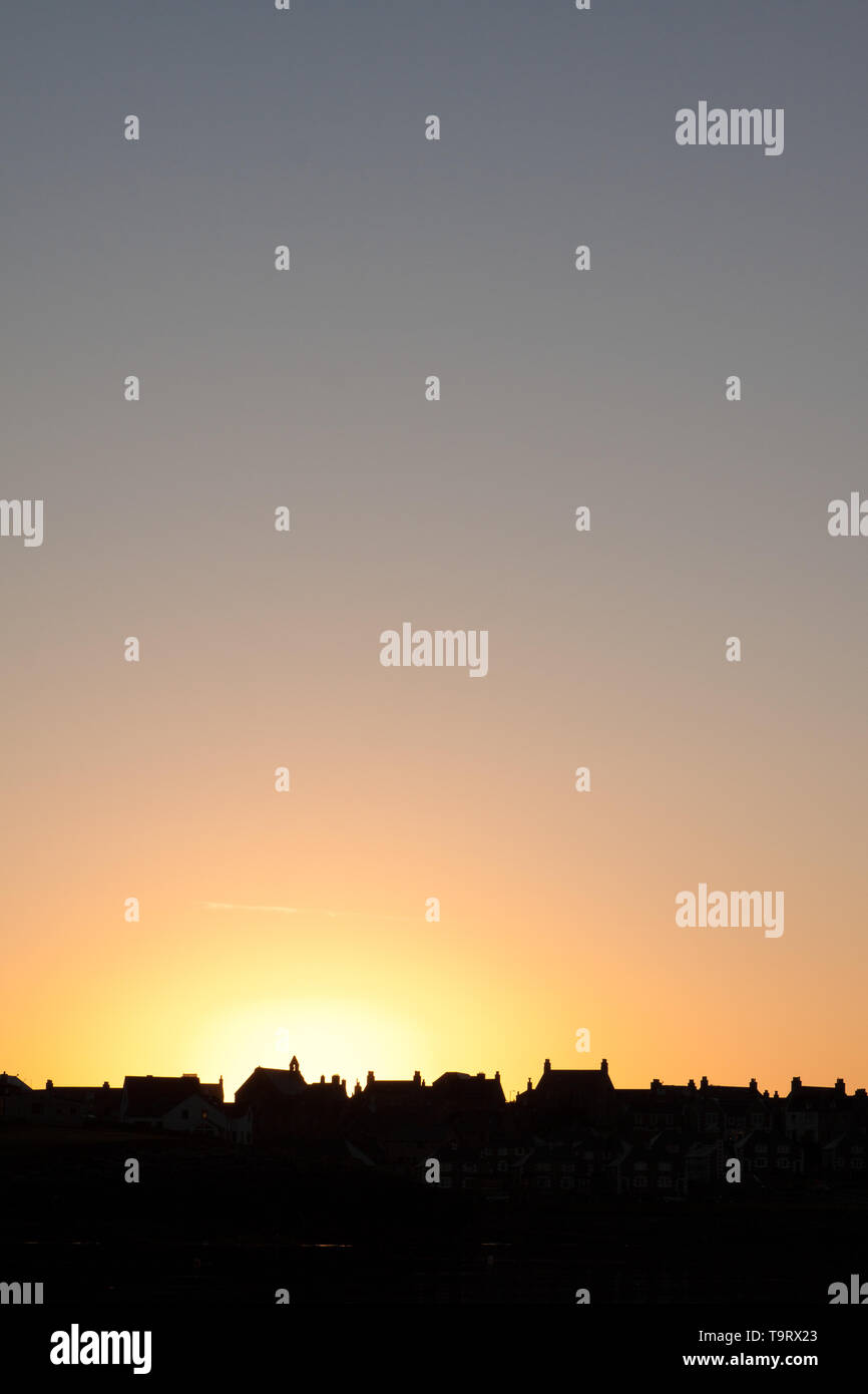 Un magnifique lever du soleil à Lerwick, îles Shetland, au nord de l'Écosse, au Royaume-Uni. La silhouette sont photographiés à l'Abri international Hillhead à Lerwick. Banque D'Images