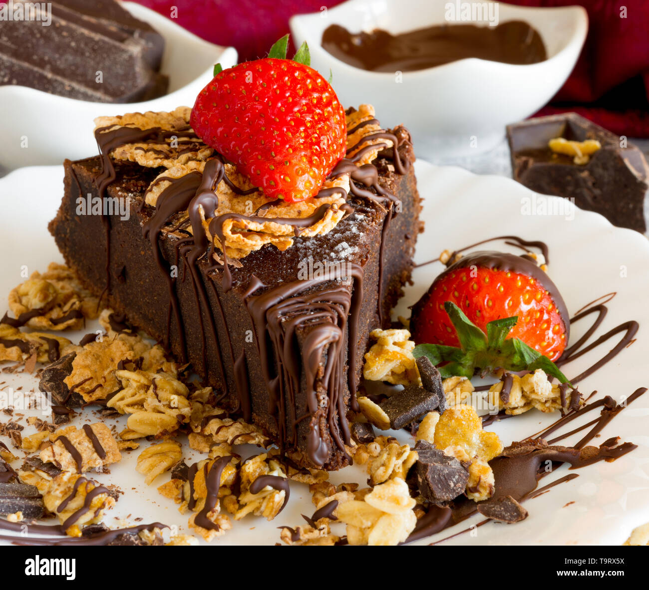 Tranche De Gateau Au Chocolat Avec Du Muesli Des Cereales Et Des Fraises Recouvertes De Bandes De Chocolat Noir Photo Stock Alamy Tranche De Gateau Au Chocolat Avec Du Muesli Des Cereales Et Des Fraises Recouvertes De Bandes De Chocolat Noir Photo Stock Alamy