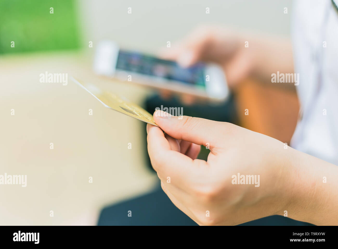 Les gens de taper votre numéro de carte bancaire dans l'app pour smartphone paiement en ligne ou internet mobile banking Banque D'Images