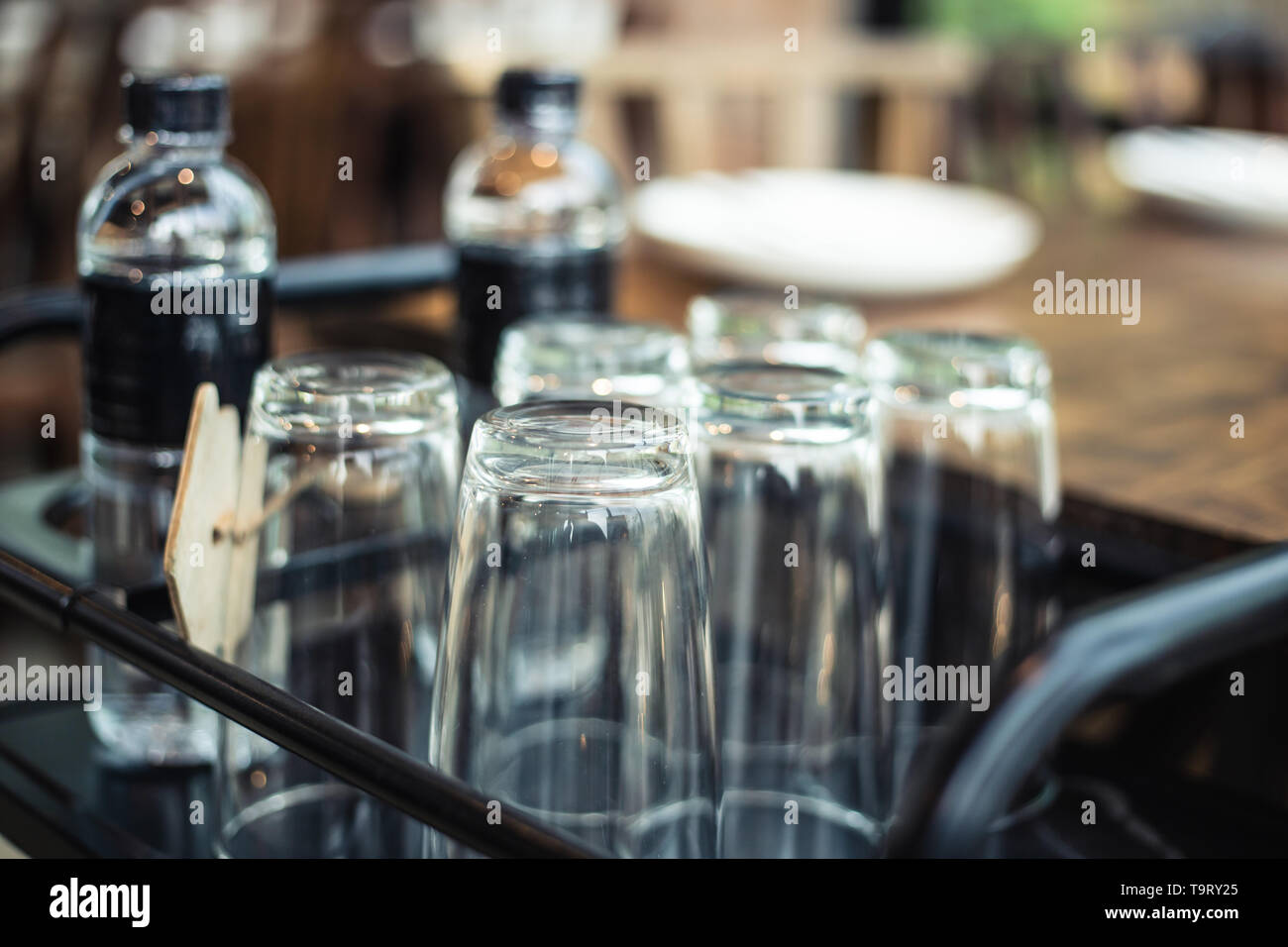 Verres de l'eau propre et claire se préparer du côté de la table in restaurant Banque D'Images