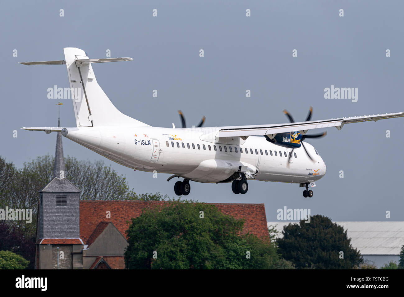 Blue Islands ATR 72 avion de ligne turbopropulseur G-ISLN atterrissant à l'aéroport de Londres Southend, Essex, Royaume-Uni desservant Guernesey Banque D'Images