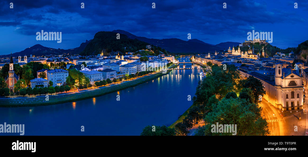 Salzbourg, regarder la vieille ville et la forteresse château élevée de sel dans la nuit, l'Autriche, Europe, Blick auf die Altstadt und die Festung Hohensalzburg bei N Banque D'Images