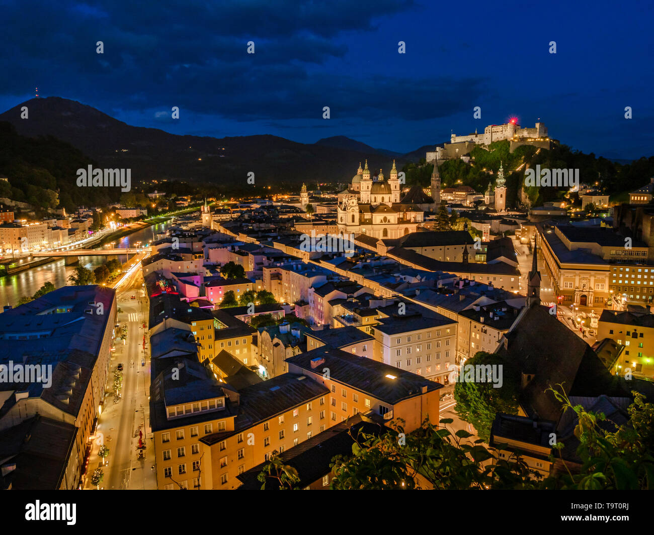 Salzbourg, regarder la vieille ville et la forteresse château élevée de sel dans la nuit, l'Autriche, Europe, Blick auf die Altstadt und die Festung Hohensalzburg bei N Banque D'Images