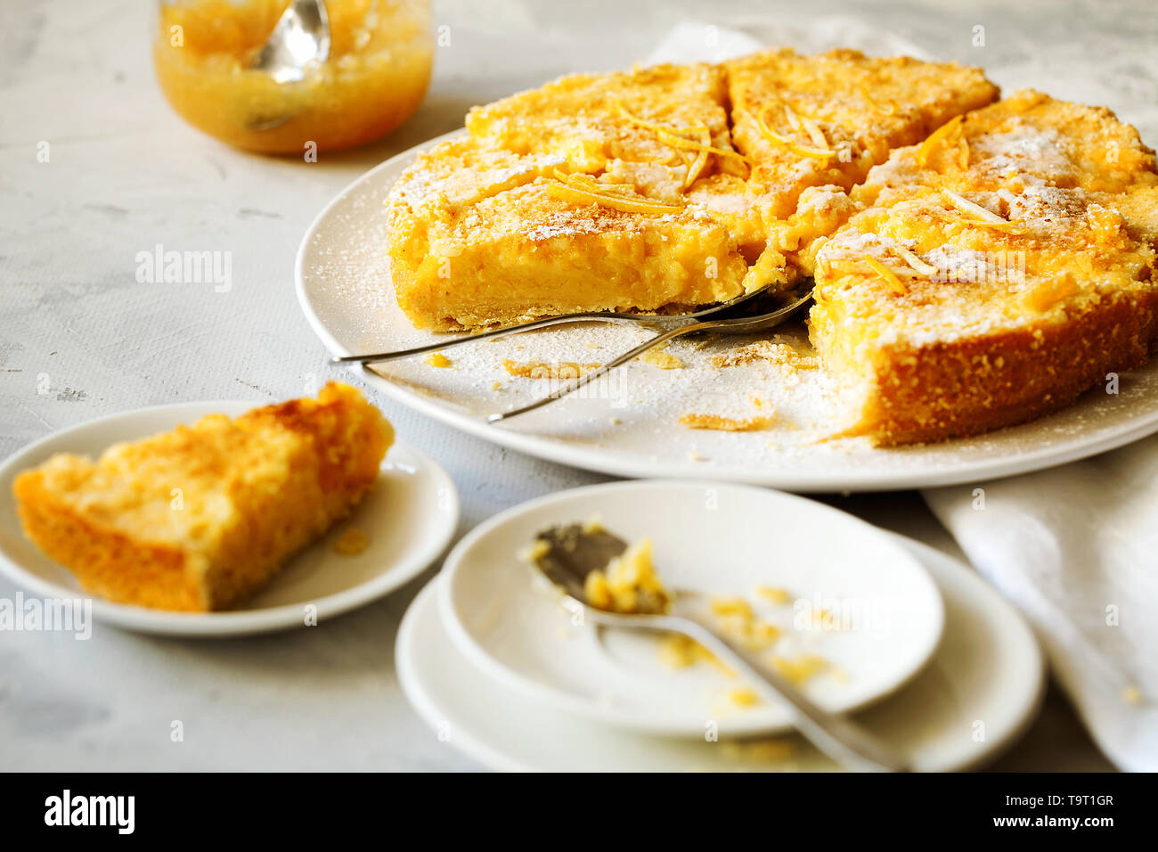 Citron gâteau traditionnel anglais pudding avec citron et du sucre en poudre sur une assiette blanche sur un fond clair.pâtisseries fruits maison Banque D'Images