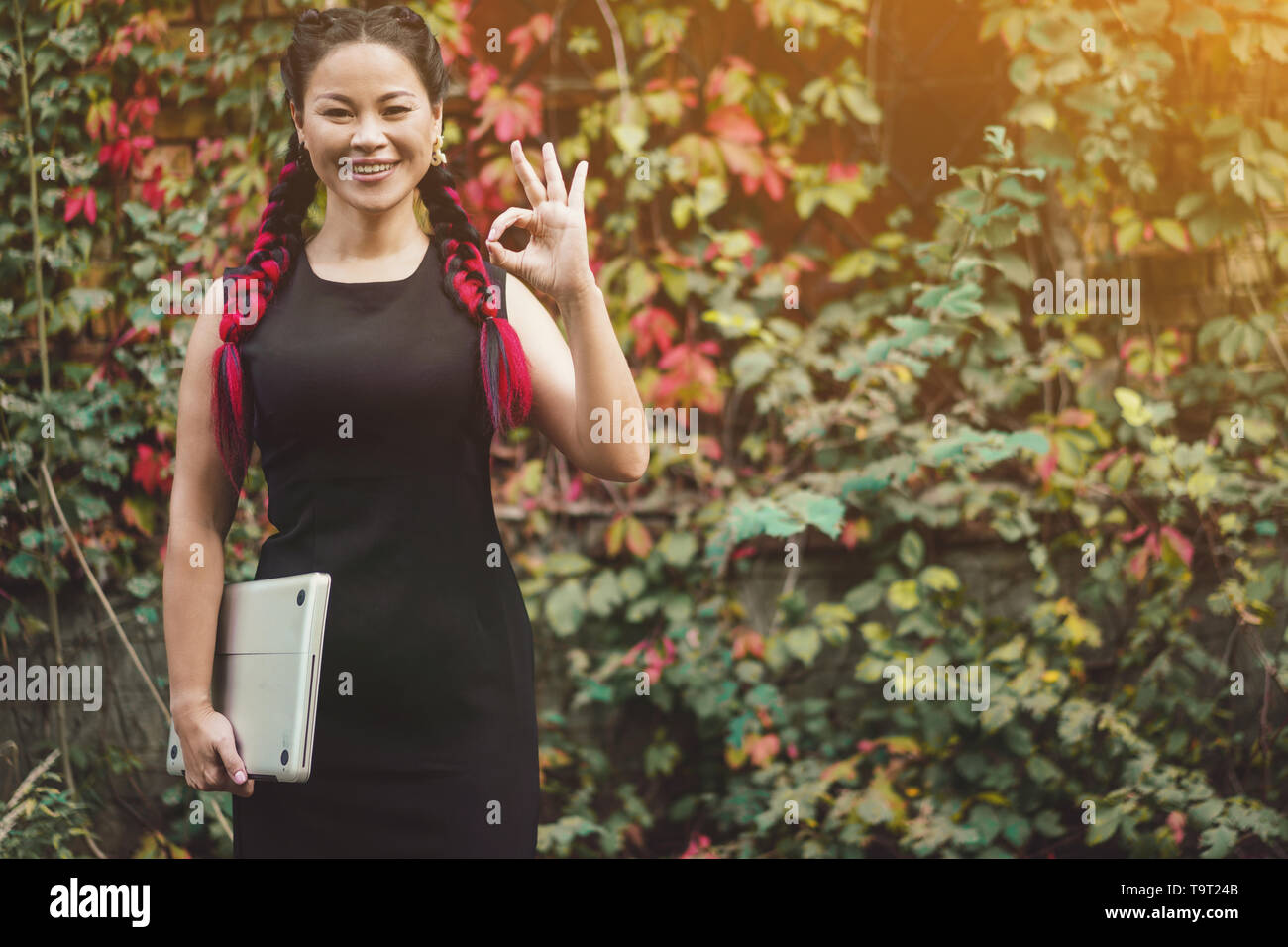 Charmante asiatique d'âge mûr est posé pour l'extérieur de l'appareil photo Banque D'Images
