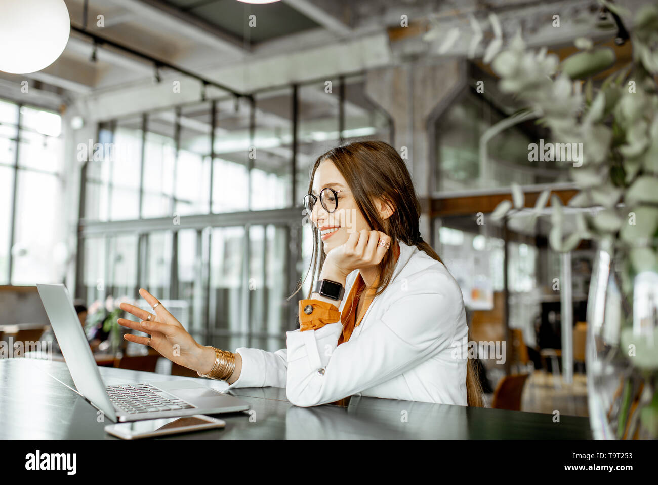 Portrait d'une jeune femme d'affaires et d'un pointage à l'ordinateur moderne le grand bar ou bureau Banque D'Images
