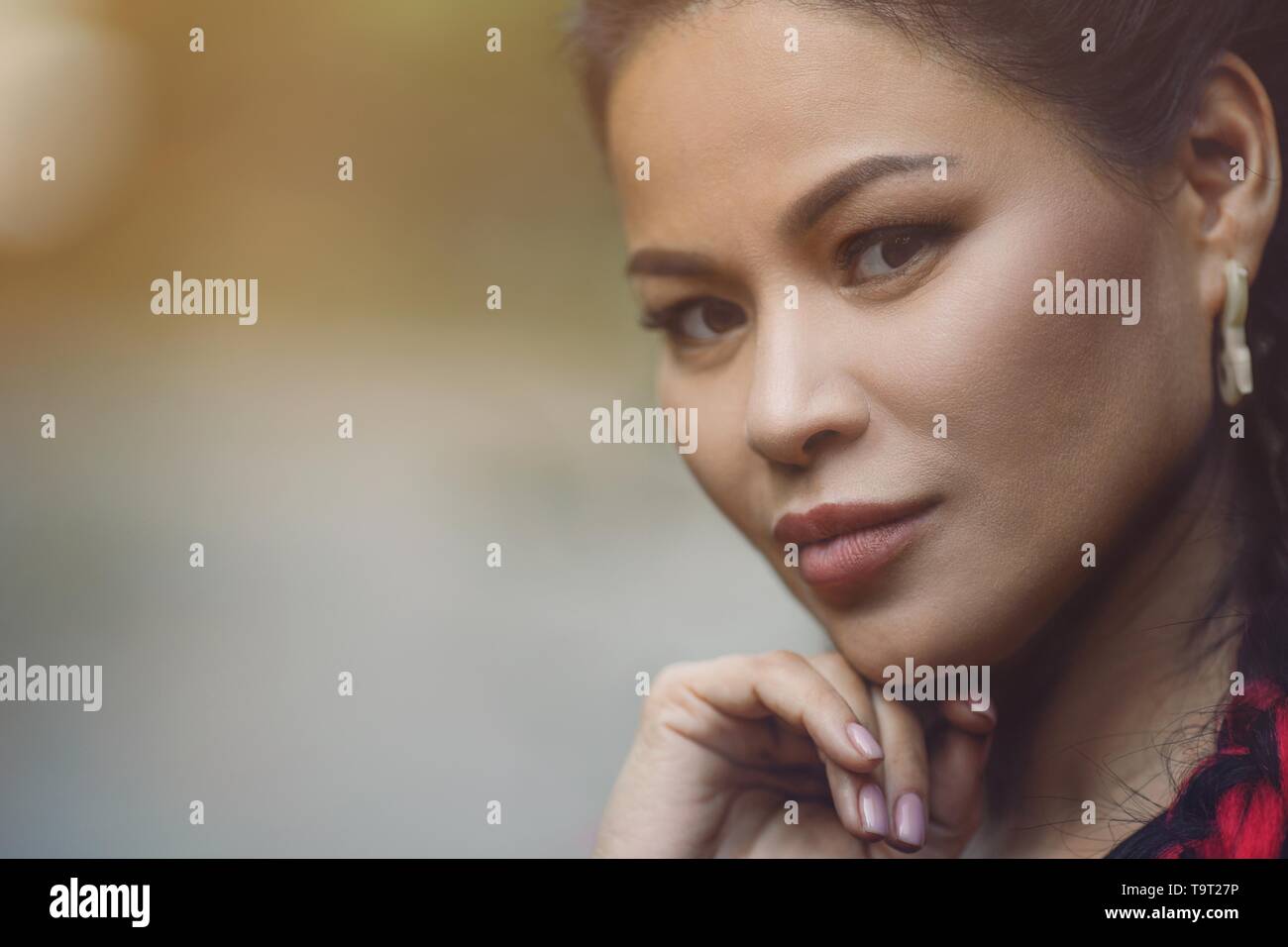Close-Up Portrait of Beautiful Hot Asian Woman Outdoor Banque D'Images