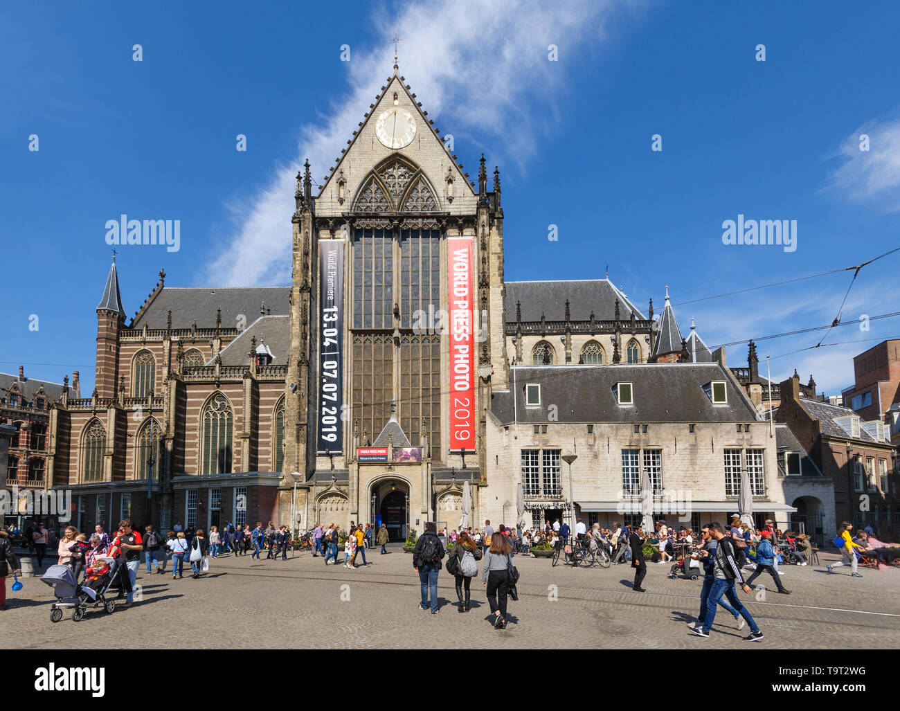 De Nieuwe Kerk, Place du Dam Amsterdam, Pays-Bas - 18 Avril 2019 : vue extérieure de l'exposition World Press Photo 2019 sur son bureau d'showcasi Banque D'Images