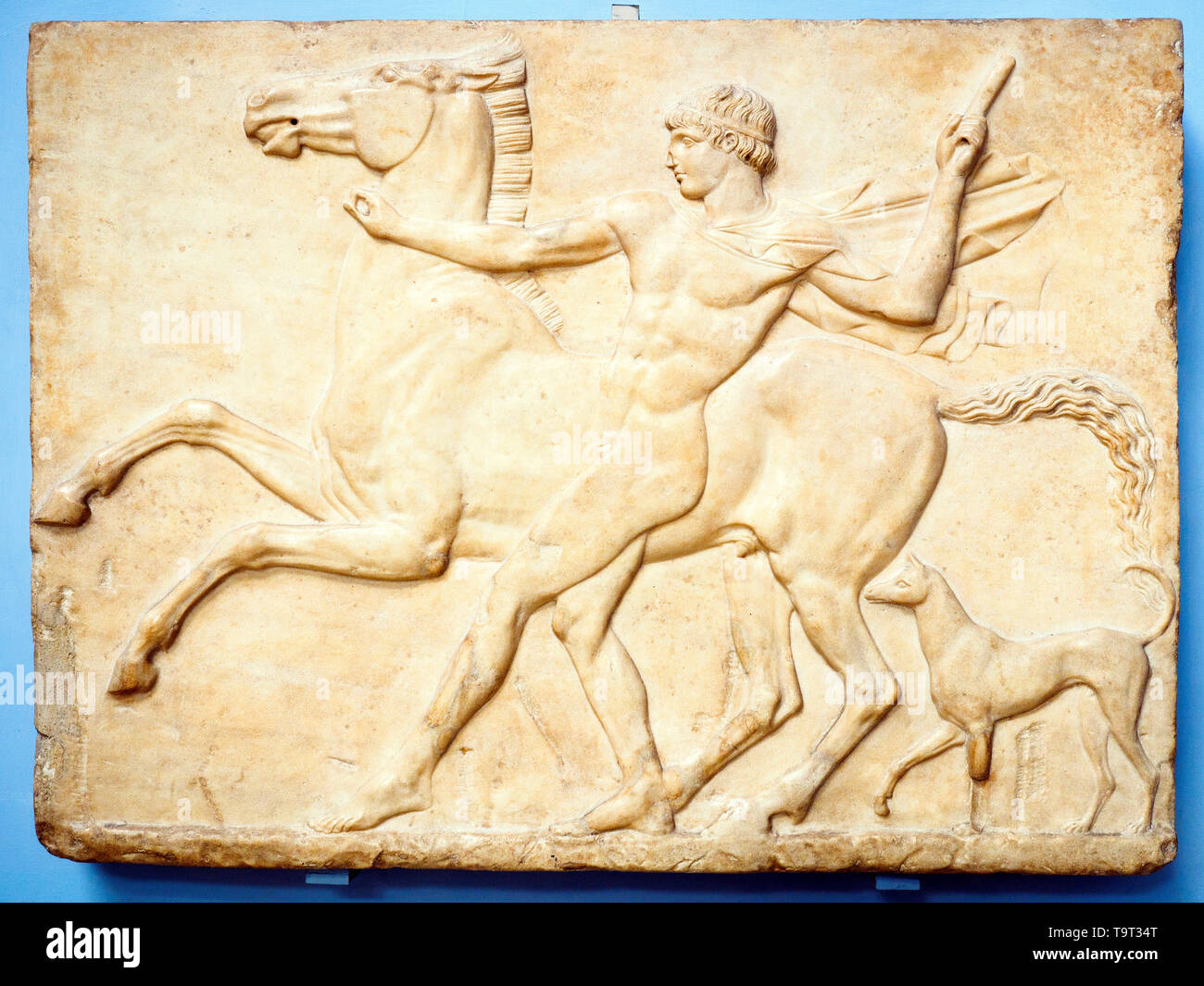 En relief d'un jeune avec son cheval et son chien à propos de Romain à partir de l'ad 125 Adrian's Villa, Tivoli Rome, Italie Banque D'Images