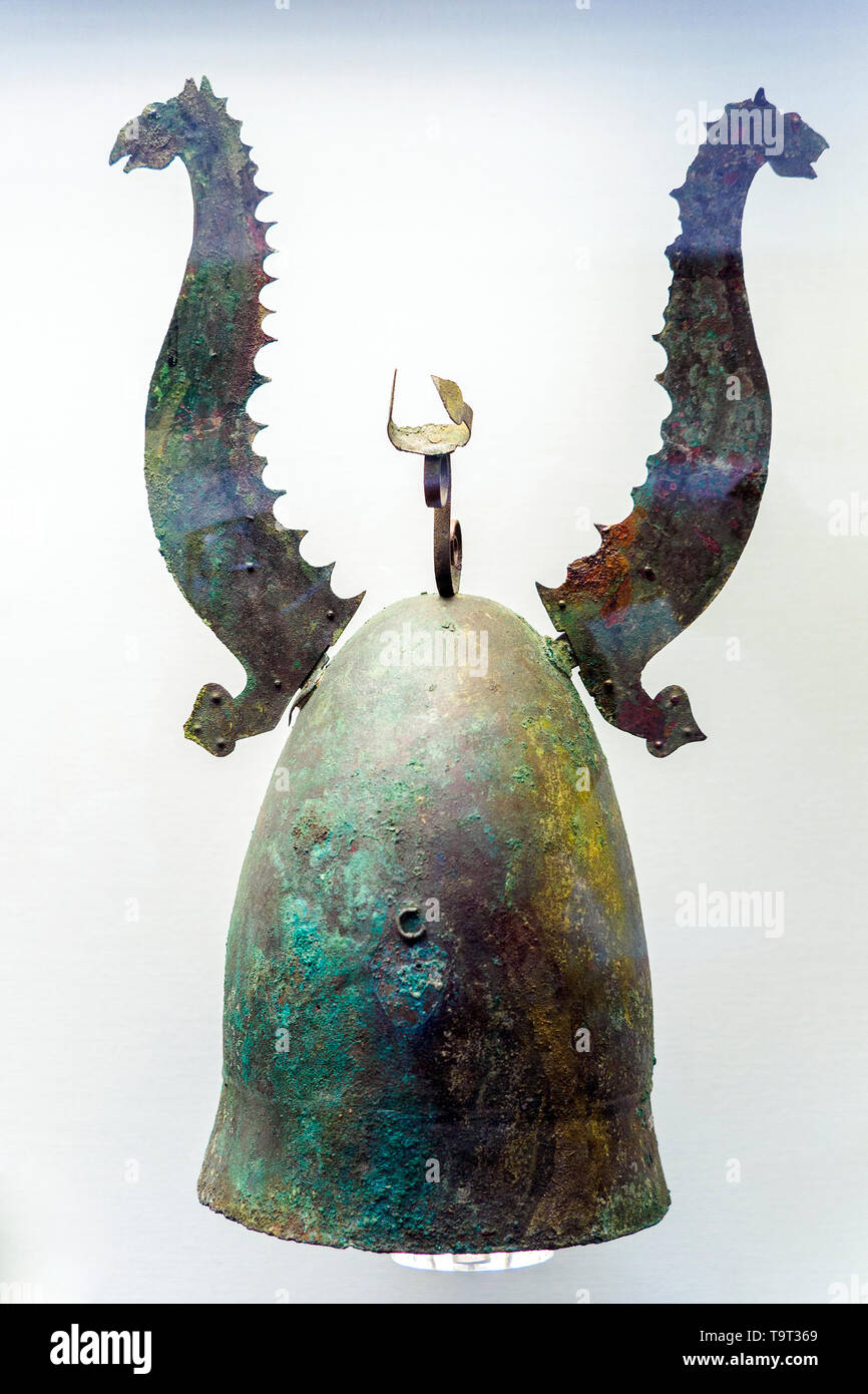 Casque de bronze avec le crest -titulaire et cornes amovibles sous forme de tête de cheval monstre marin peut-être, à propos de la C.-B. 325-275 Messapian Banque D'Images